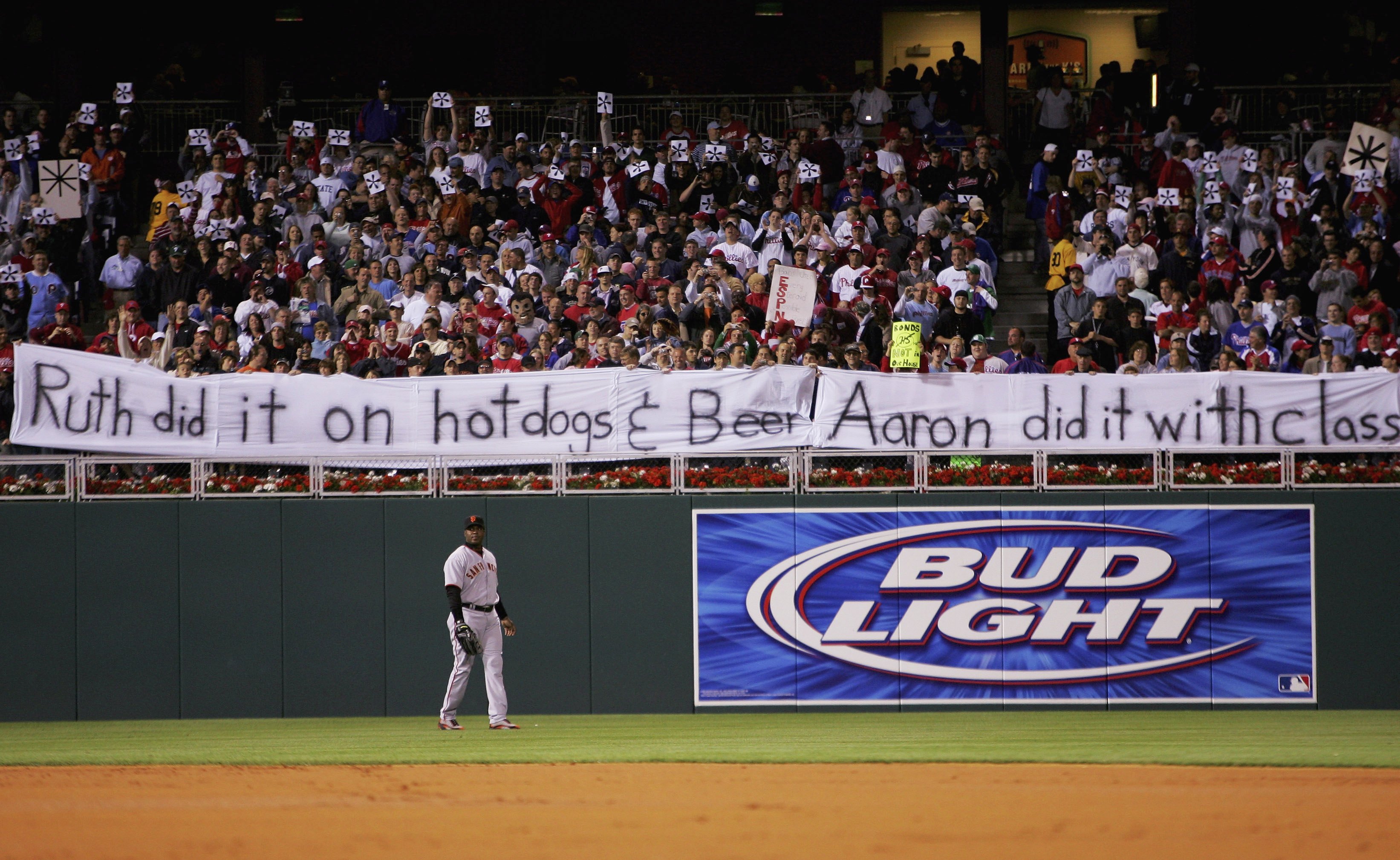 PHILADELPHIA - MAY 07:  Fans of the Philadelphia Phillies hold banners referring to Barry Bonds #25 of the San Francisco Giants during the game at Citizens Bank Park on May 7, 2006 in Philadelphia, Pennsylvania.  (Photo by Ezra Shaw/Getty Images)
