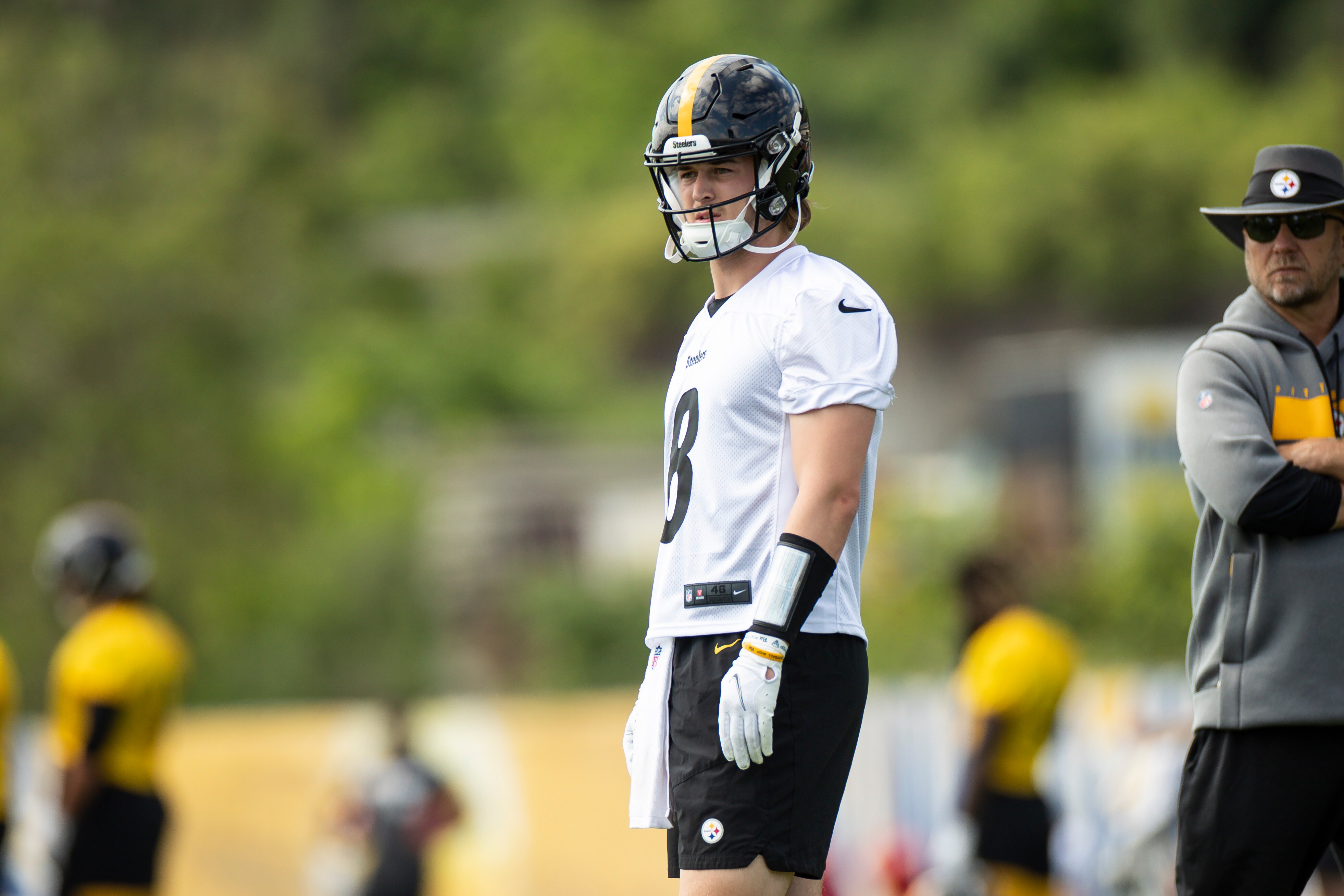 PITTSBURGH, PA - MAY 24: Pittsburgh Steelers quarterback Kenny Pickett (8) takes part in a drill during the team's OTA practice, Tuesday, May 24, 2022, in Pittsburgh, PA. (Photo by Brandon Sloter/Icon Sportswire via Getty Images)