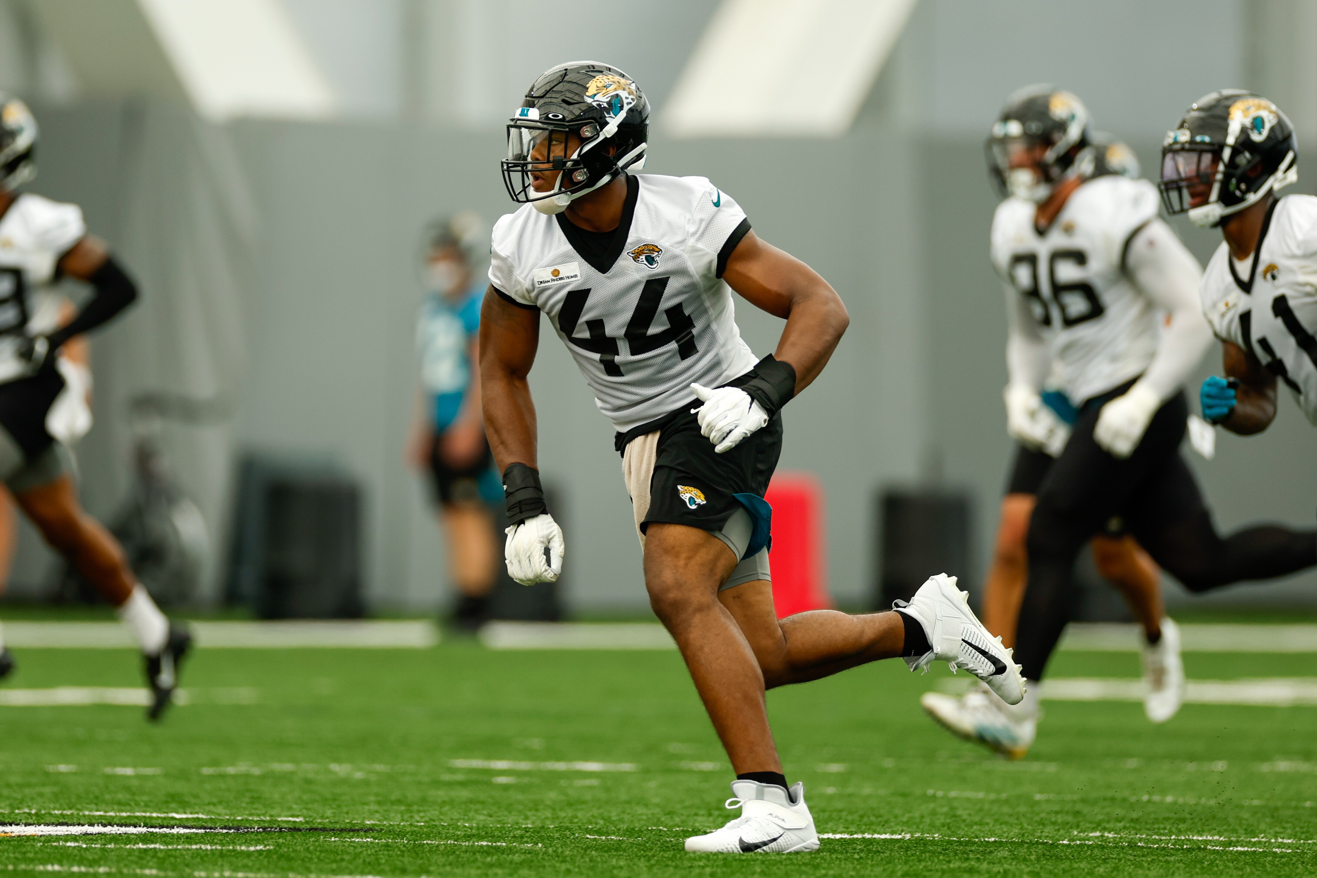 JACKSONVILLE, FL - MAY 31: Jacksonville Jaguars Linebacker Travon Walker (44) during Jacksonville Jaguars OTA Offseason Workouts on May 31, 2022 at TIAA Bank Field in Jacksonville, Fl. (Photo by David Rosenblum/Icon Sportswire via Getty Images)