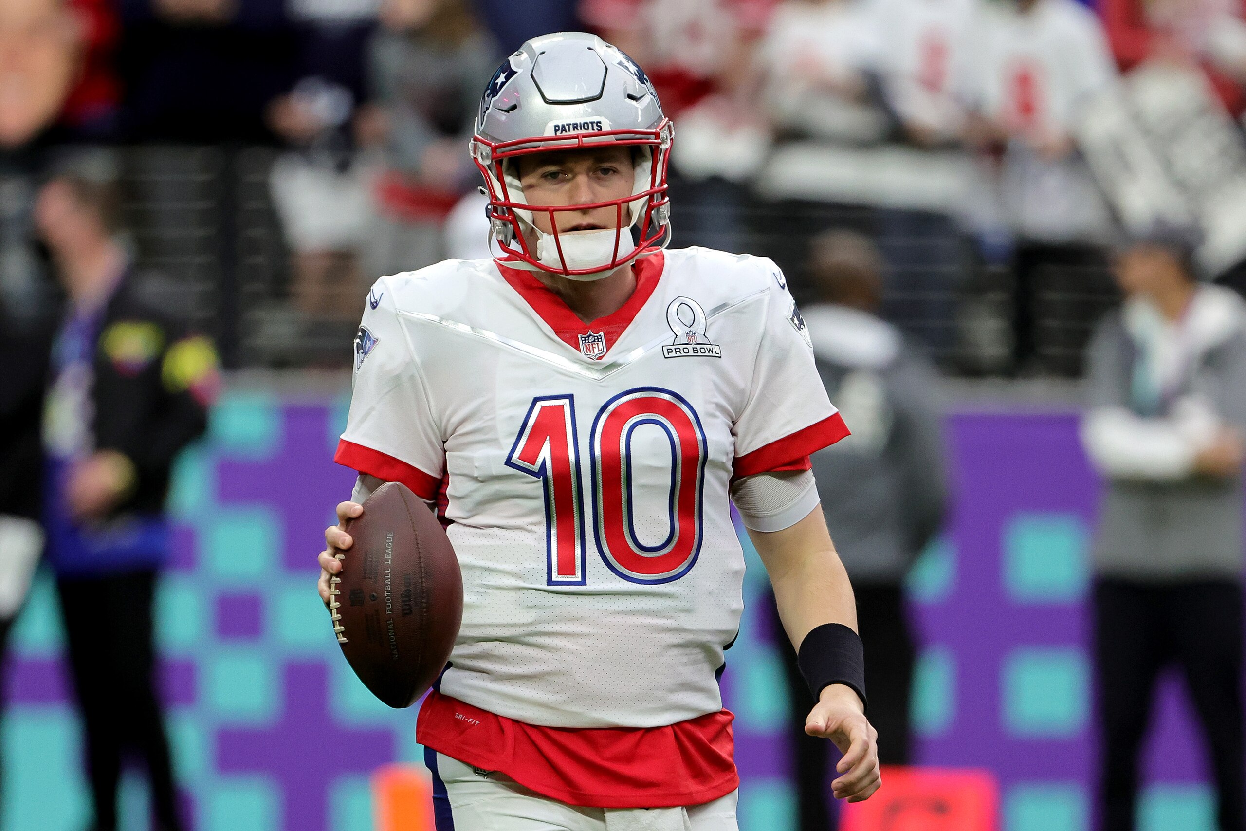 LAS VEGAS, NEVADA - FEBRUARY 06: Mac Jones #10 of the New England Patriots warms up before the 2022 NFL Pro Bowl at Allegiant Stadium on February 06, 2022 in Las Vegas, Nevada. (Photo by Ethan Miller/Getty Images) LAS VEGAS, NEVADA - FEBRUARY 06: Mac Jones #10 of the New England Patriots warms up before the 2022 NFL Pro Bowl at Allegiant Stadium on February 06, 2022 in Las Vegas, Nevada. (Photo by Ethan Miller/Getty Images)