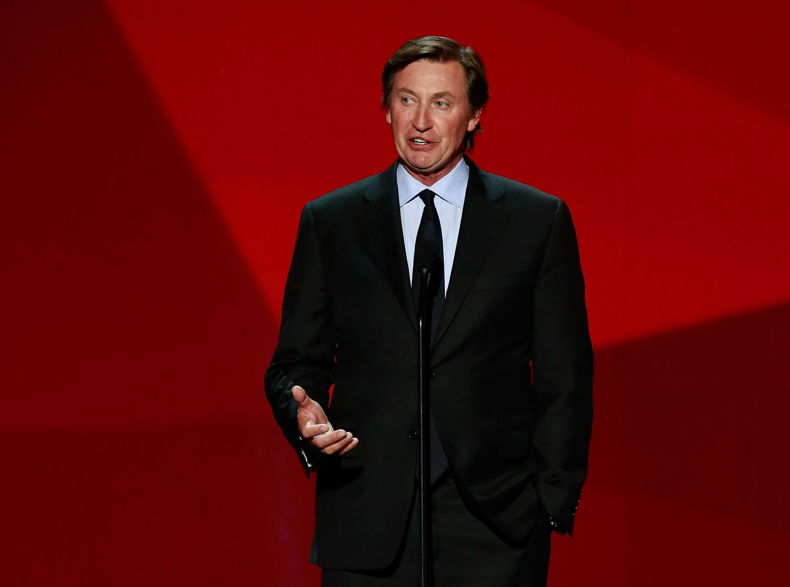 LAS VEGAS, NV - JUNE 21:  Former NHL player Wayne Gretzky speaks onstage to announce the recipient of the Hart Memorial Trophy during the 2017 NHL Awards & Expansion Draft at T-Mobile Arena on June 21, 2017 in Las Vegas, Nevada.  (Photo by Jeff Vinnick/NHLI via Getty Images)