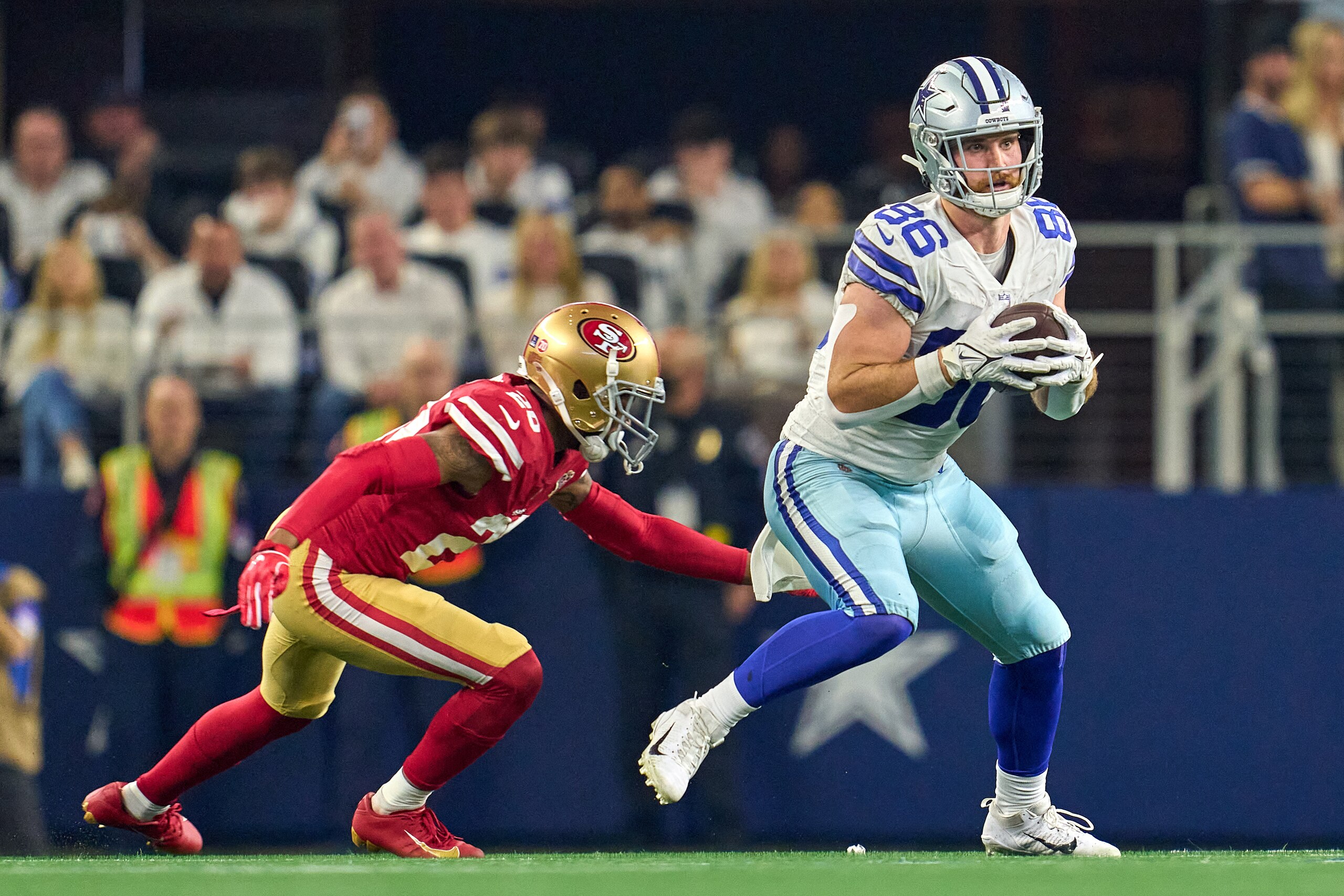 ARLINGTON, TX - JANUARY 16: Dallas Cowboys tight end Dalton Schultz (86) caches the football during the NFC Wild Card game between the San Francisco 49ers and the Dallas Cowboys on January 16, 2022 at AT&T Stadium in Arlington, TX. (Photo by Robin Alam/Icon Sportswire via Getty Images)