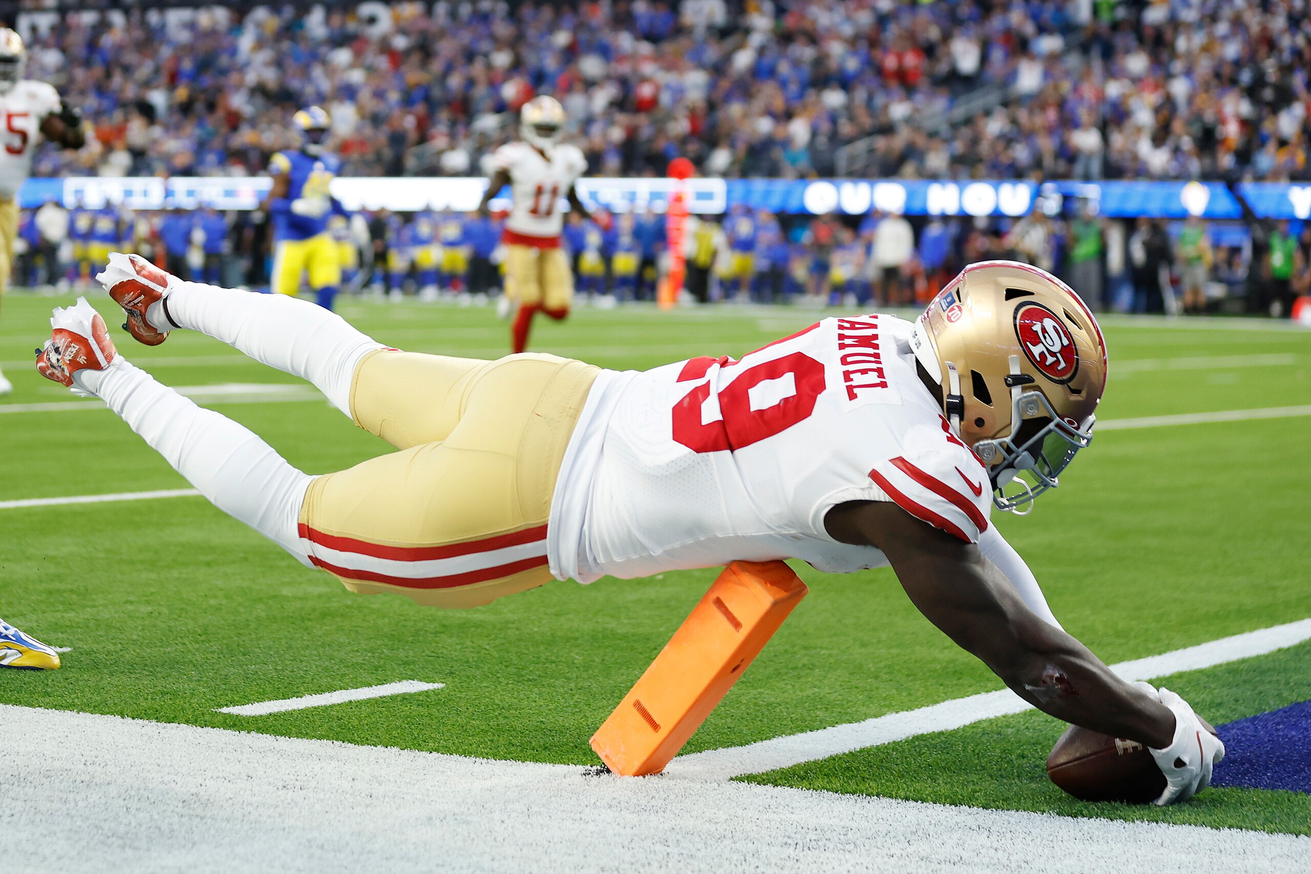 INGLEWOOD, CALIFORNIA - JANUARY 30: Deebo Samuel #19 of the San Francisco 49ers dives to score a touchdown in the second quarter against the Los Angeles Rams in the NFC Championship Game at SoFi Stadium on January 30, 2022 in Inglewood, California. (Photo by Christian Petersen/Getty Images)