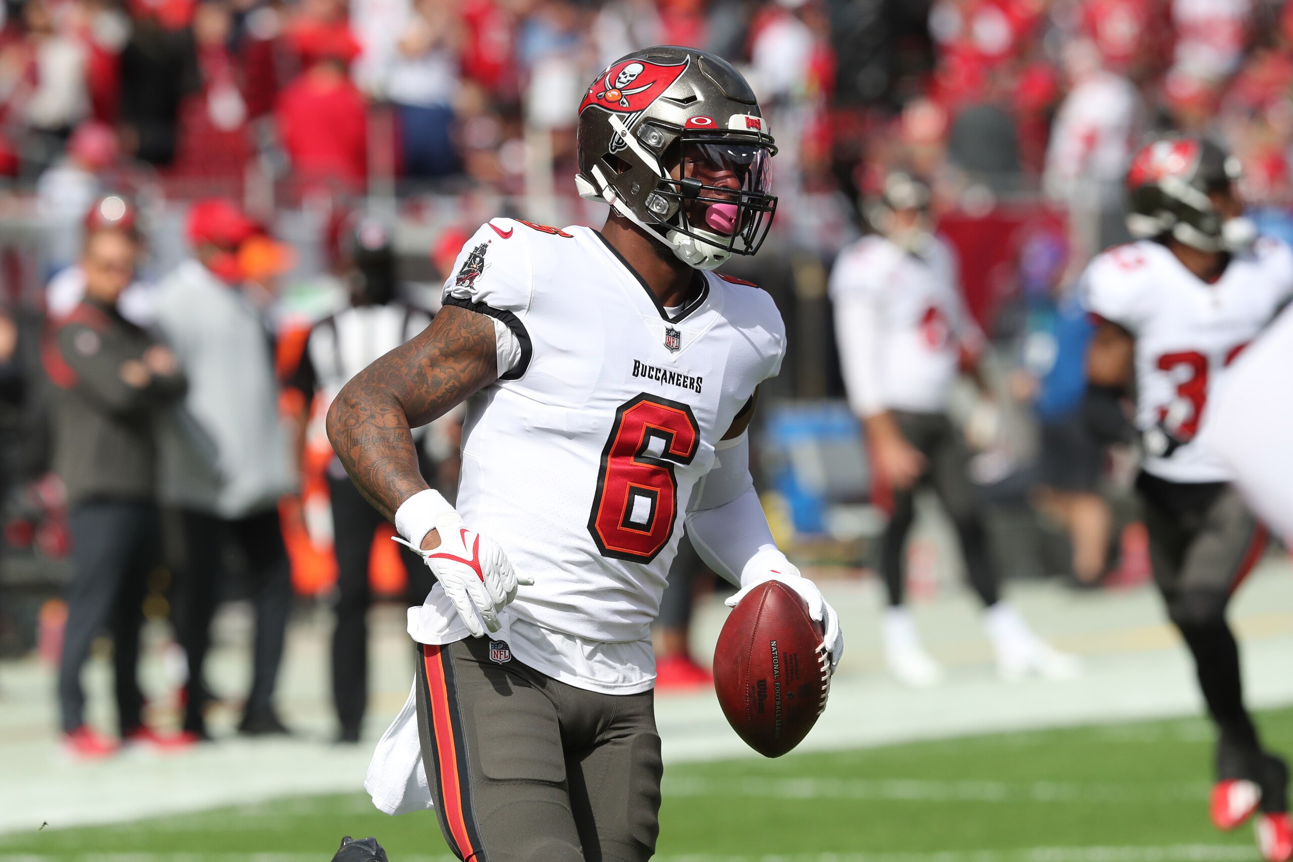 TAMPA, FL - JANUARY 16: Tampa Bay Buccaneers Running Back Le'Veon Bell (6) warms up before the NFL Wild Card game between the Philadelphia Eagles and the Tampa Bay Buccaneers on January 16, 2022 at Raymond James Stadium in Tampa, Florida. (Photo by Cliff Welch/Icon Sportswire via Getty Images)