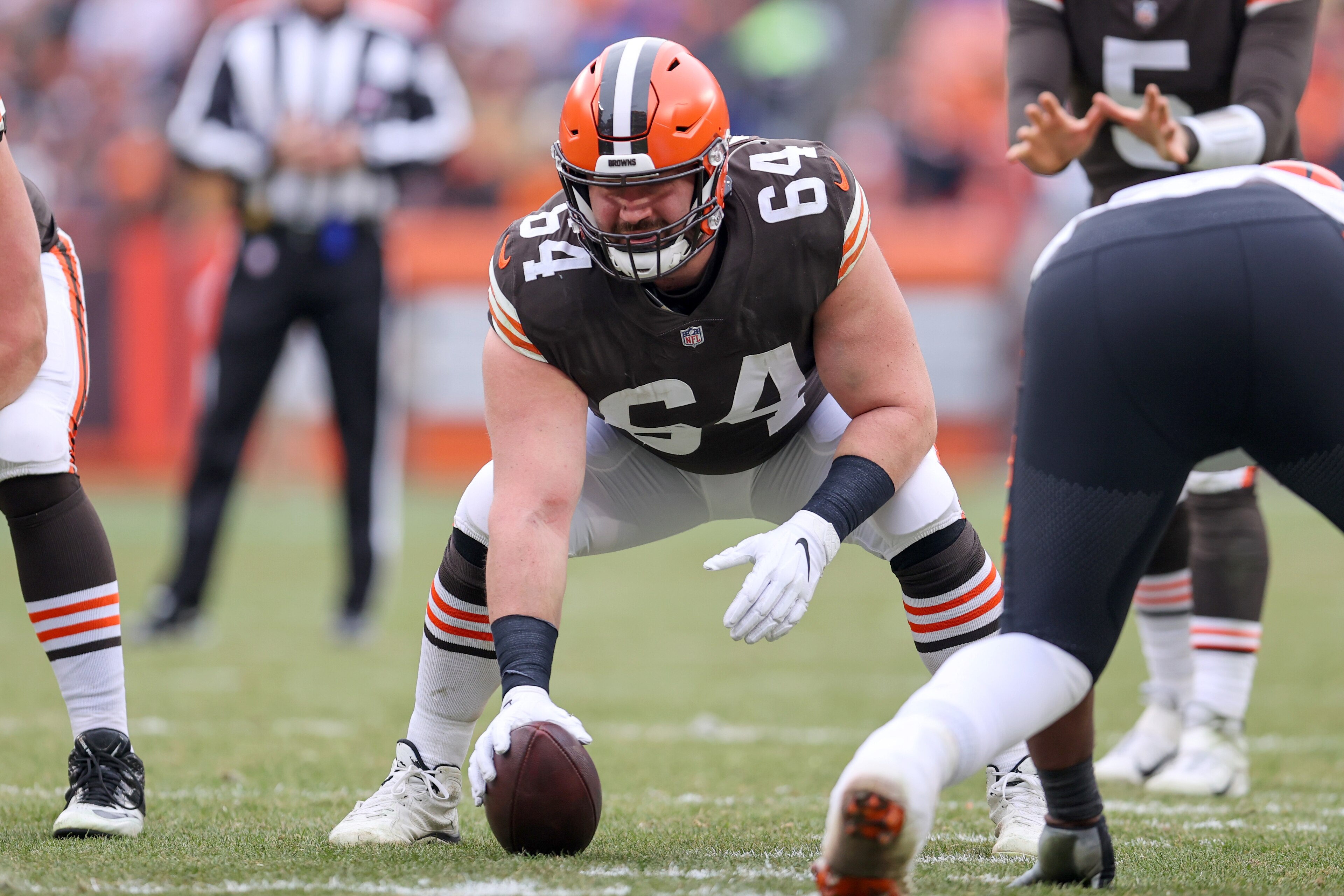 CLEVELAND, OH - JANUARY 09: Cleveland Browns center JC Tretter (64) prepares to snap the football during the second quarter of the National Football League game between the Cincinnati Bengals and Cleveland Browns on January 9, 2022, at FirstEnergy Stadium in Cleveland, OH. (Photo by Frank Jansky/Icon Sportswire via Getty Images) CLEVELAND, OH - JANUARY 09: Cleveland Browns center JC Tretter (64) prepares to snap the football during the second quarter of the National Football League game between the Cincinnati Bengals and Cleveland Browns on January 9, 2022, at FirstEnergy Stadium in Cleveland, OH. (Photo by Frank Jansky/Icon Sportswire via Getty Images)