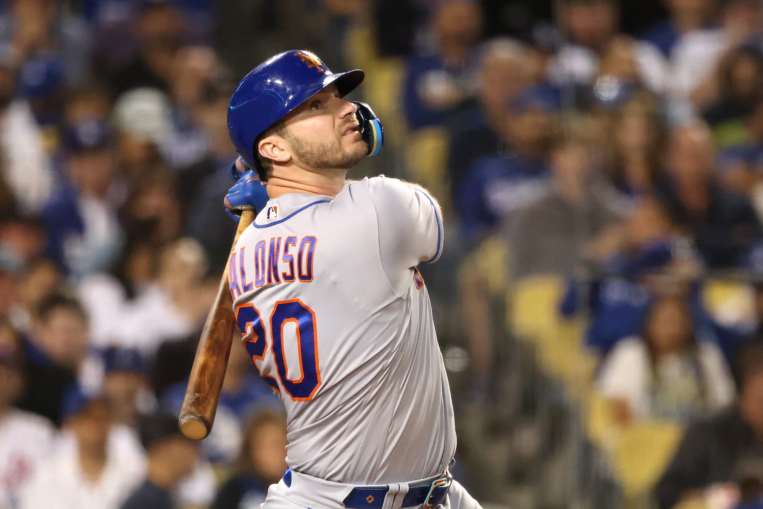 LOS ANGELES, CALIFORNIA - JUNE 04: Pete Alonso #20 of the New York Mets at bat during the fifth inning against the Los Angeles Dodgers at Dodger Stadium on June 04, 2022 in Los Angeles, California. The New York Mets won 9-4. (Photo by Katelyn Mulcahy/Getty Images)