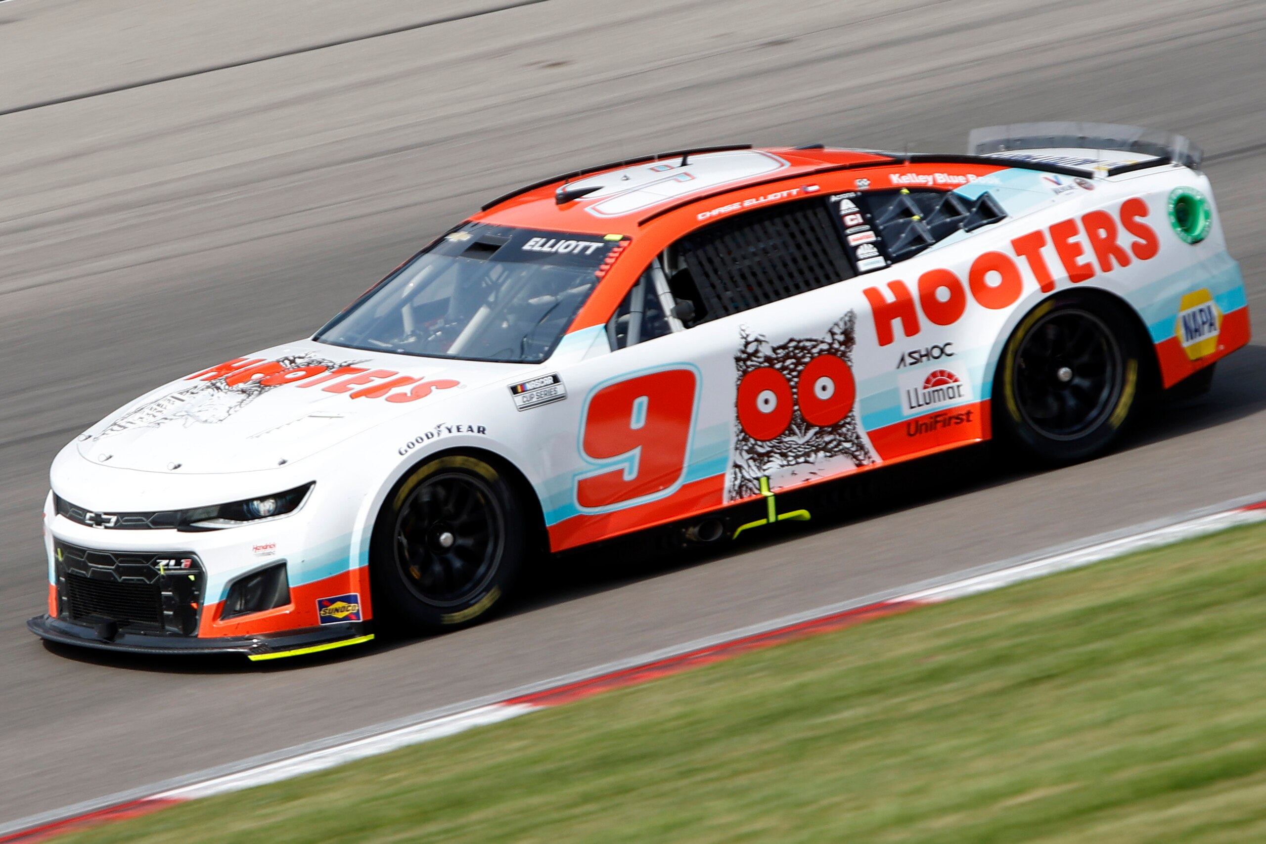 MADISON, ILLINOIS - JUNE 05: Chase Elliott, driver of the #9 Hooters Chevrolet, drives during the NASCAR Cup Series Enjoy Illinois 300 at WWT Raceway on June 05, 2022 in Madison, Illinois. (Photo by Sean Gardner/Getty Images)