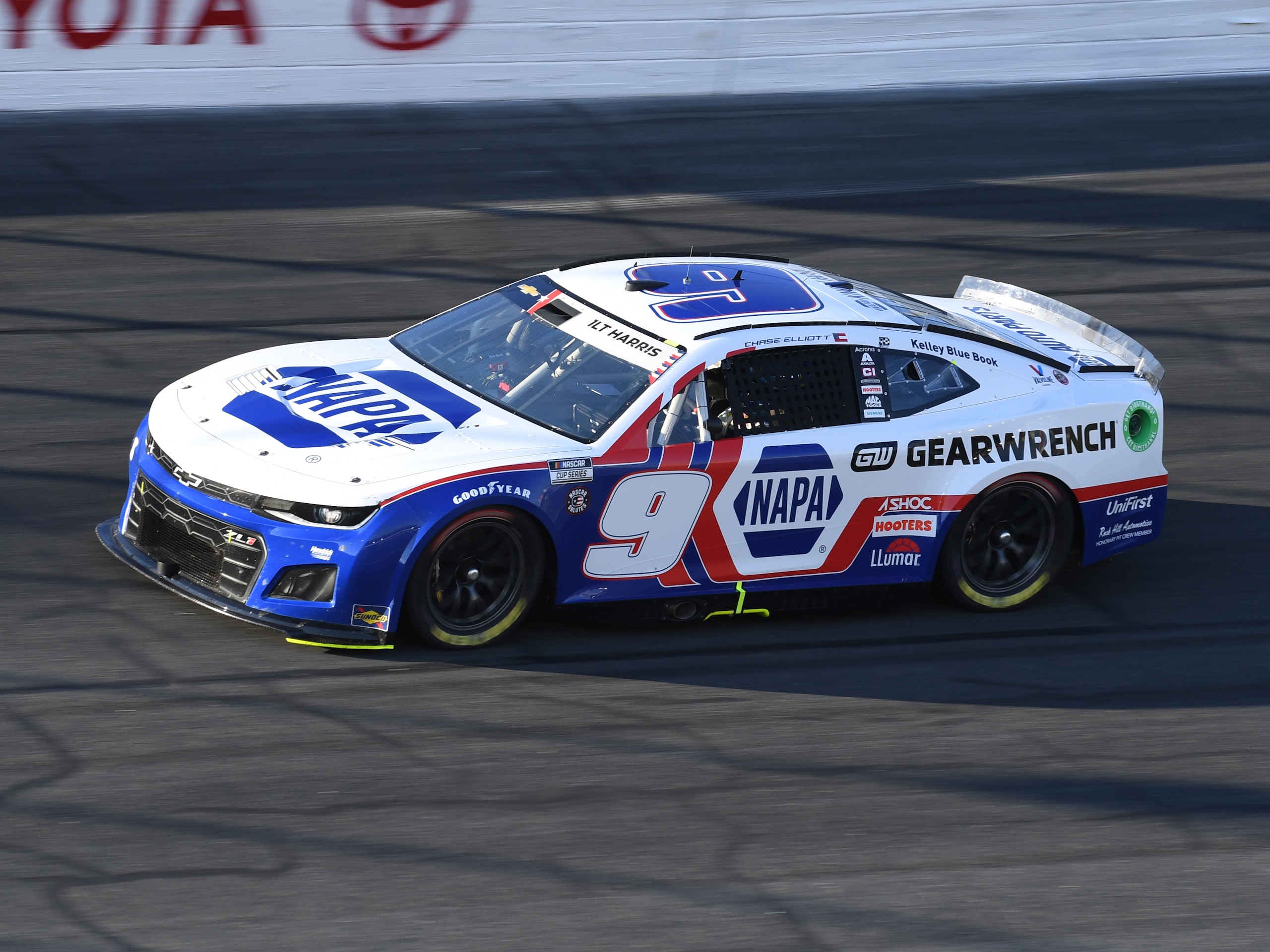 CHARLOTTE, NC - MAY 29: Chase Elliott (#9 Hendrick Motorsports NAPA Auto Parts Chevrolet) races through turn four during the running of the NASCAR Cup Series Coca-Cola 600 on May 29, 2022, at Charlotte Motor Speedway in Concord, NC.(Photo by Jeffrey Vest/Icon Sportswire via Getty Images)