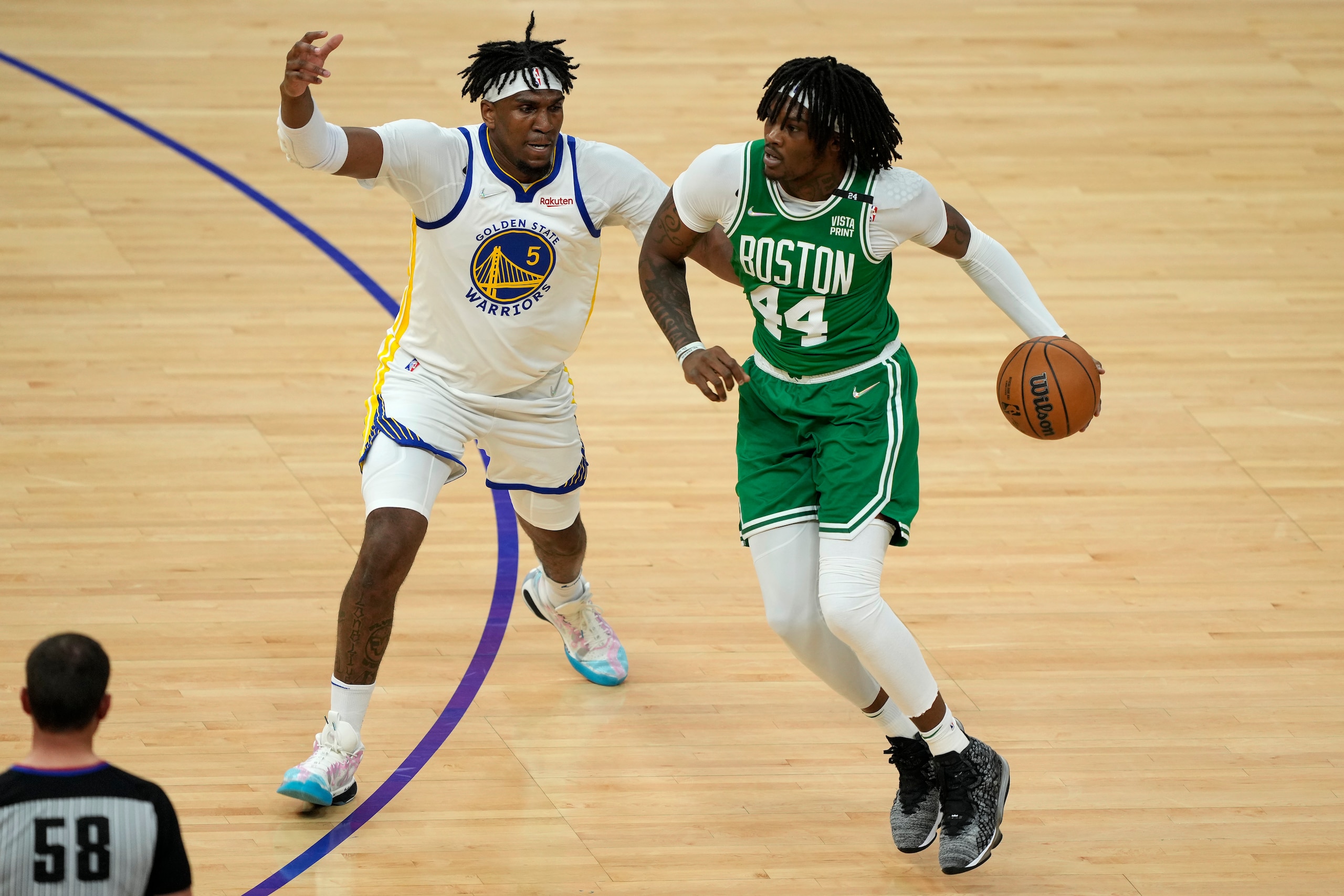 SAN FRANCISCO, CALIFORNIA - JUNE 05: Kevon Looney #5 of the Golden State Warriors guards Robert Williams III #44 of the Boston Celtics during the third quarter in Game Two of the 2022 NBA Finals at Chase Center on June 05, 2022 in San Francisco, California. NOTE TO USER: User expressly acknowledges and agrees that, by downloading and/or using this photograph, User is consenting to the terms and conditions of the Getty Images License Agreement. (Photo by Thearon W. Henderson/Getty Images) SAN FRANCISCO, CALIFORNIA - JUNE 05: Kevon Looney #5 of the Golden State Warriors guards Robert Williams III #44 of the Boston Celtics during the third quarter in Game Two of the 2022 NBA Finals at Chase Center on June 05, 2022 in San Francisco, California. NOTE TO USER: User expressly acknowledges and agrees that, by downloading and/or using this photograph, User is consenting to the terms and conditions of the Getty Images License Agreement. (Photo by Thearon W. Henderson/Getty Images)