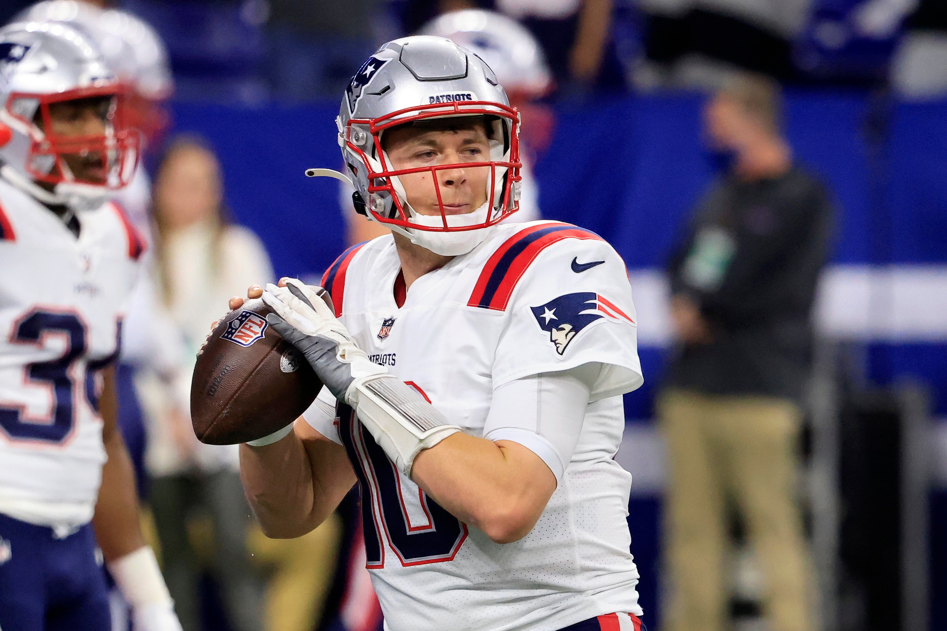 INDIANAPOLIS, INDIANA - DECEMBER 18: Mac Jones #10 of the New England Patriots warms up before the game against the Indianapolis Colts at Lucas Oil Stadium on December 18, 2021 in Indianapolis, Indiana. (Photo by Justin Casterline/Getty Images)