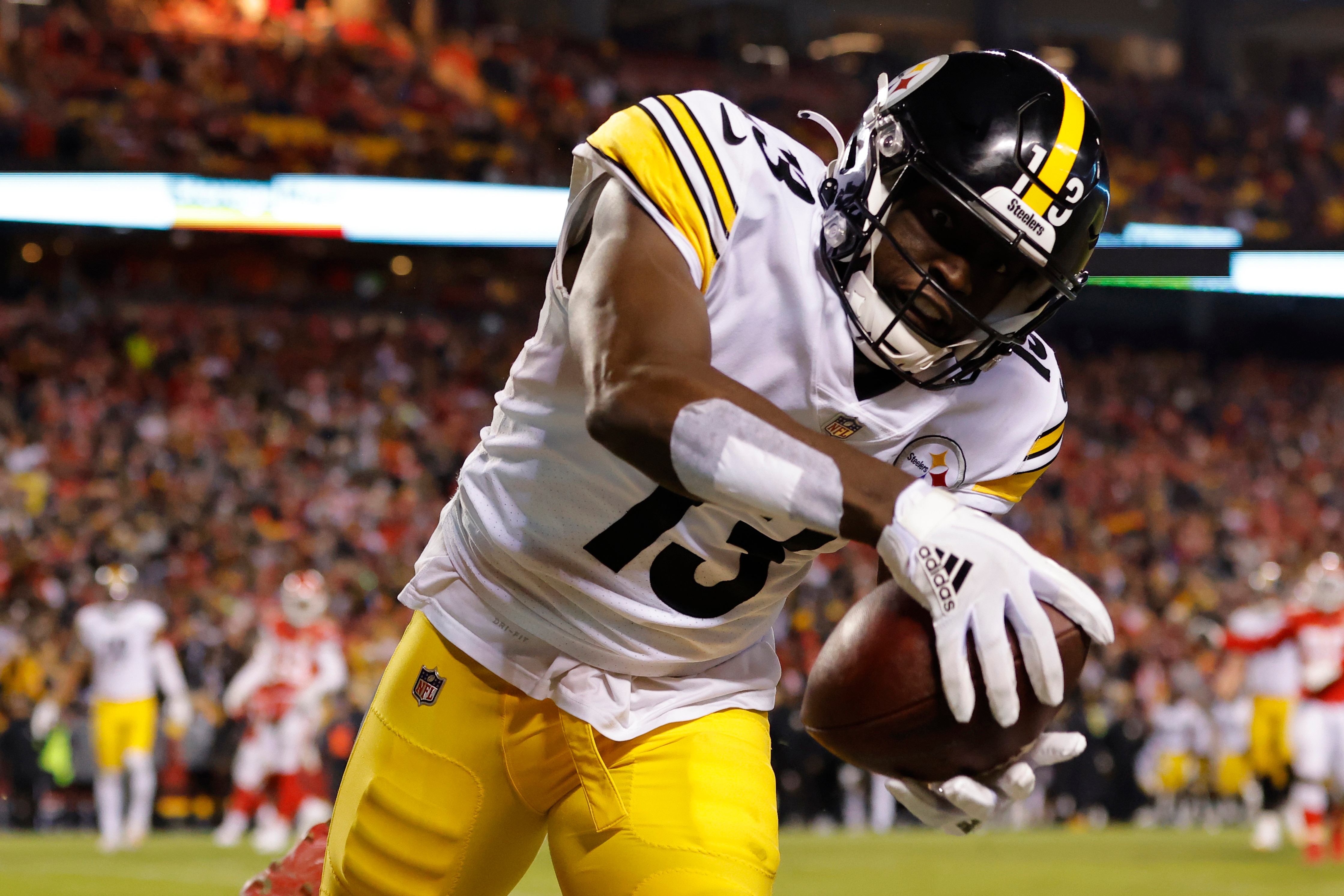 KANSAS CITY, MISSOURI - JANUARY 16: James Washington #13 of the Pittsburgh Steelers catches the ball for a touchdown in the fourth quarter of the game against the Kansas City Chiefs in the NFC Wild Card Playoff game at Arrowhead Stadium on January 16, 2022 in Kansas City, Missouri. (Photo by David Eulitt/Getty Images)