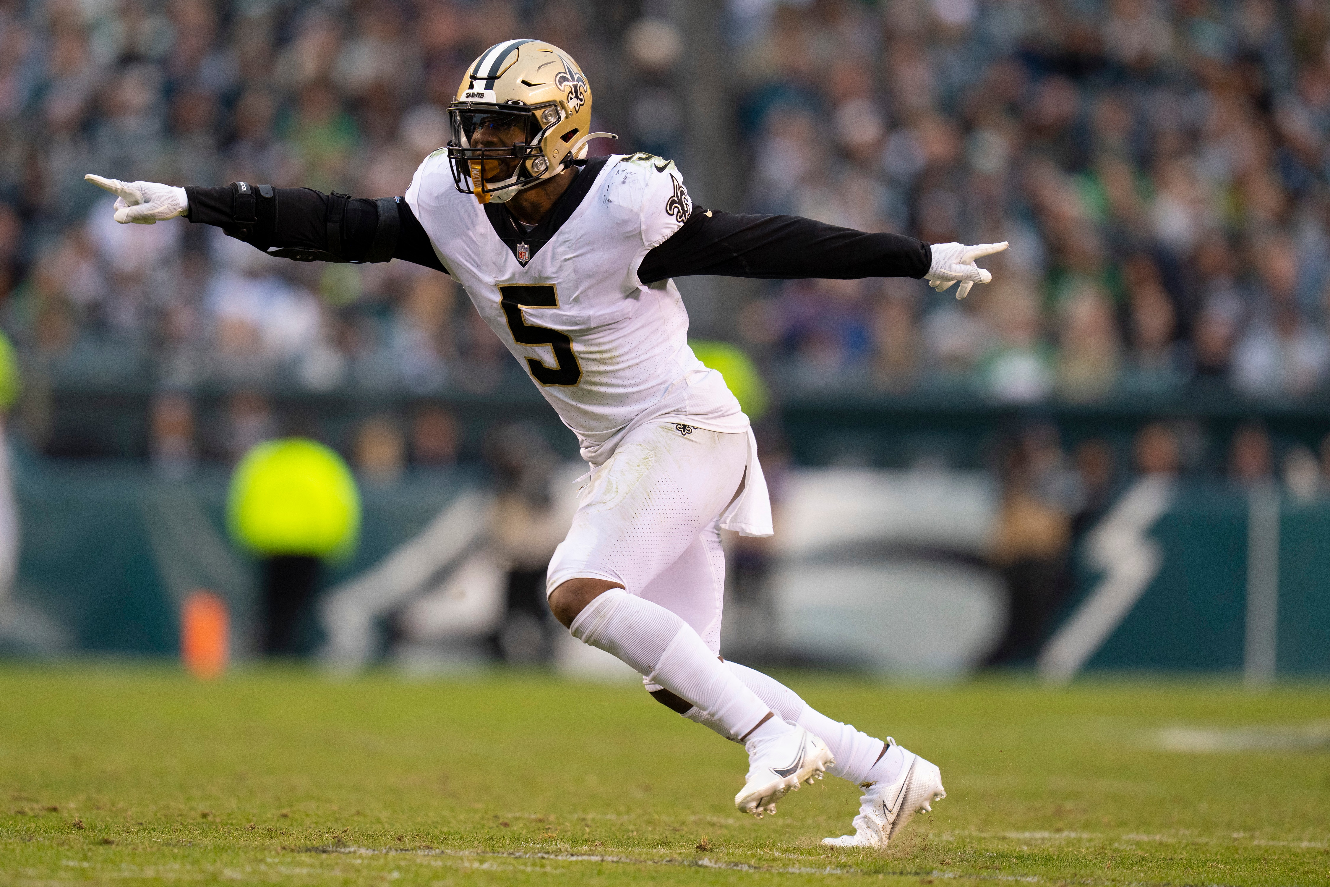 PHILADELPHIA, PA - NOVEMBER 21: Kwon Alexander #5 of the New Orleans Saints in action against the Philadelphia Eagles at Lincoln Financial Field on November 21, 2021 in Philadelphia, Pennsylvania. (Photo by Mitchell Leff/Getty Images)