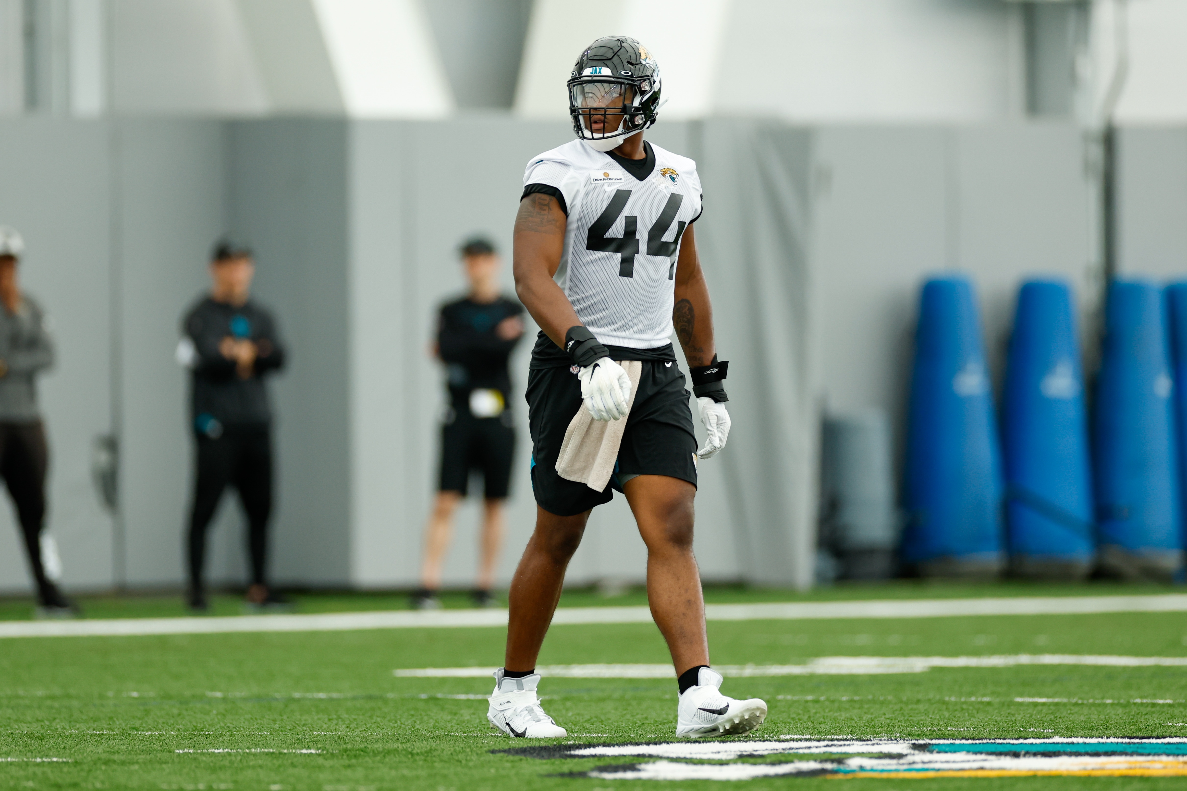 JACKSONVILLE, FL - MAY 31: Jacksonville Jaguars Linebacker Travon Walker (44) during Jacksonville Jaguars OTA Offseason Workouts on May 31, 2022 at TIAA Bank Field in Jacksonville, Fl. (Photo by David Rosenblum/Icon Sportswire via Getty Images)