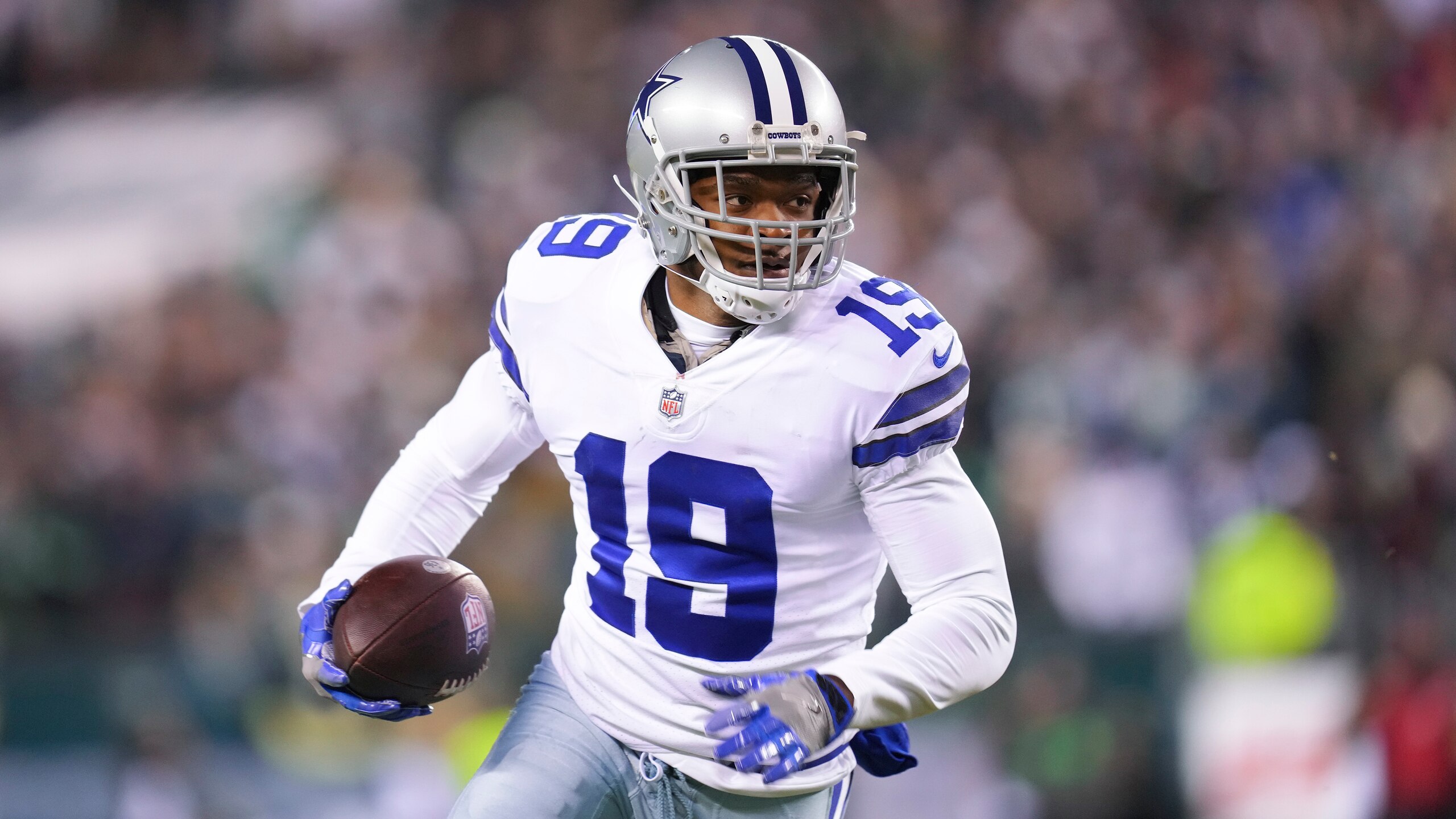 PHILADELPHIA, PA - JANUARY 08: Amari Cooper #19 of the Dallas Cowboys runs with the ball against the Philadelphia Eagles at Lincoln Financial Field on January 8, 2022 in Philadelphia, Pennsylvania. (Photo by Mitchell Leff/Getty Images)
