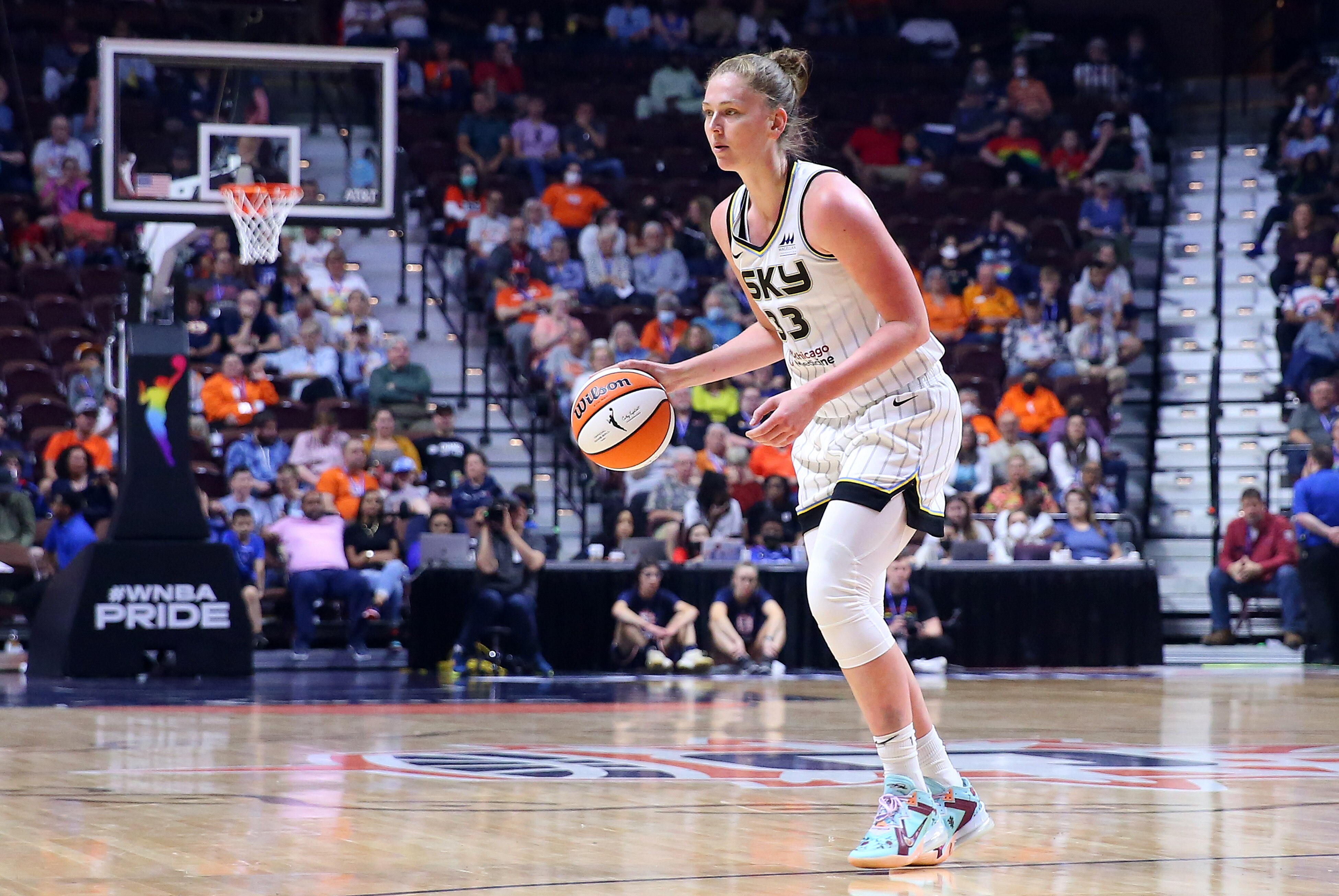 UNCASVILLE, CT - JUNE 10: Chicago Sky forward Emma Meesseman (33) with the ball during the WNBA game between Chicago Sky and Connecticut Sun on June 10, 2022, at Mohegan Sun Arena in Uncasville, CT. (Photo by M. Anthony Nesmith/Icon Sportswire via Getty Images)