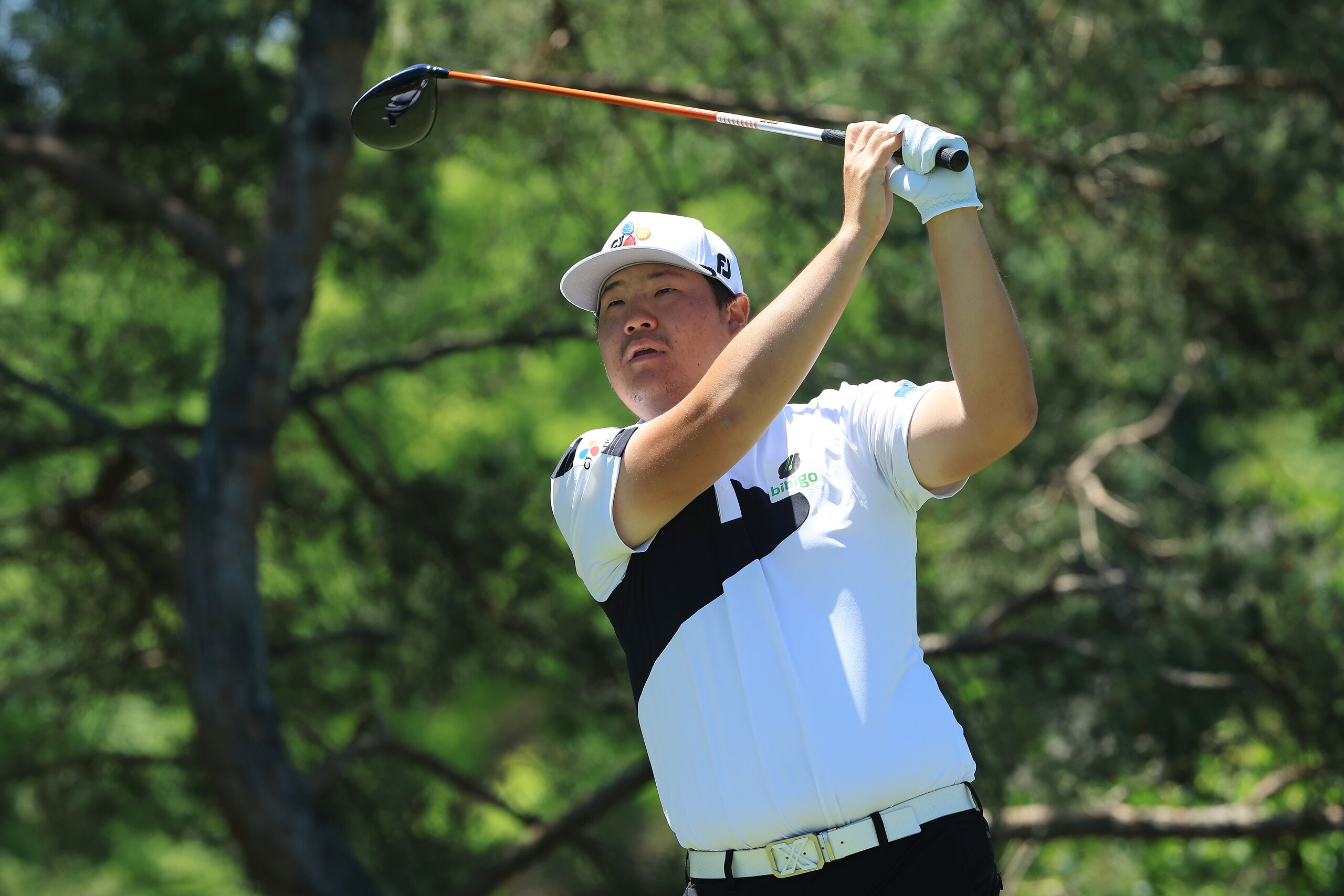 DUBLIN, OHIO - JUNE 04: Sungjae Im of Korea plays his shot from the second tee during the third round of the Memorial Tournament presented by Workday at Muirfield Village Golf Club on June 04, 2022 in Dublin, Ohio. (Photo by Sam Greenwood/Getty Images)