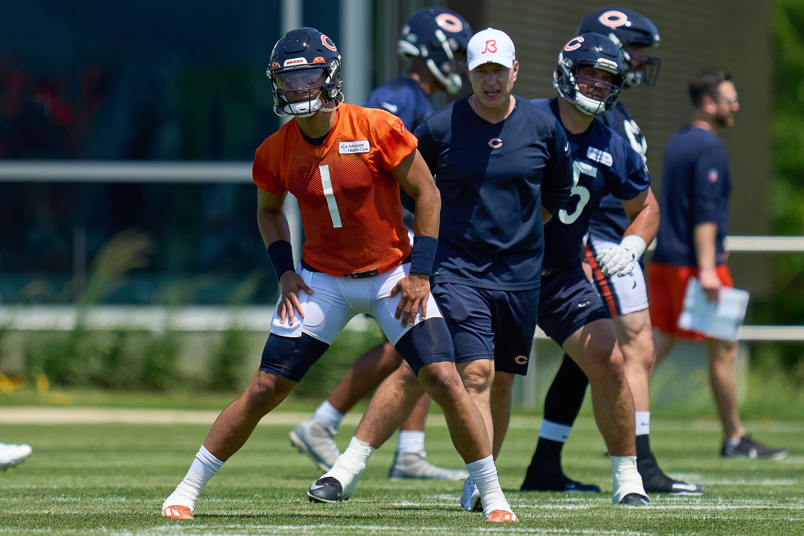 LAKE FOREST, IL - JUNE 14: Chicago Bears quarterback Justin Fields (1) warms up as head coach Matt Eberflus chats with him during the the Chicago Bears Minicamp on June 14, 2022 at Halas Hall in Lake Forest, IL. (Photo by Robin Alam/Icon Sportswire via Getty Images) LAKE FOREST, IL - JUNE 14: Chicago Bears quarterback Justin Fields (1) warms up as head coach Matt Eberflus chats with him during the the Chicago Bears Minicamp on June 14, 2022 at Halas Hall in Lake Forest, IL. (Photo by Robin Alam/Icon Sportswire via Getty Images)