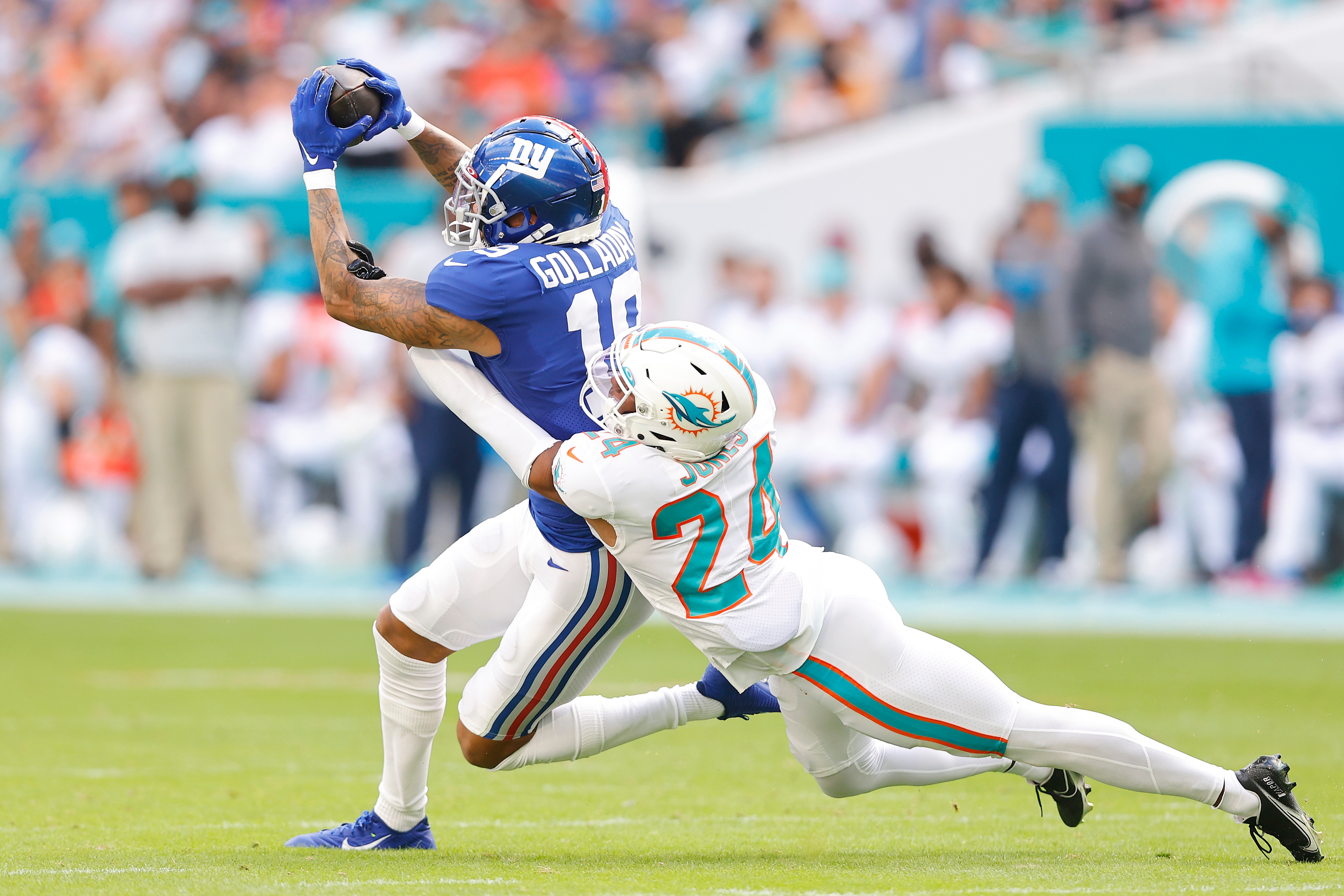 MIAMI GARDENS, FLORIDA - DECEMBER 05: Kenny Golladay #19 of the New York Giants catches a pass against Byron Jones #24 of the Miami Dolphins at Hard Rock Stadium on December 05, 2021 in Miami Gardens, Florida. (Photo by Michael Reaves/Getty Images)