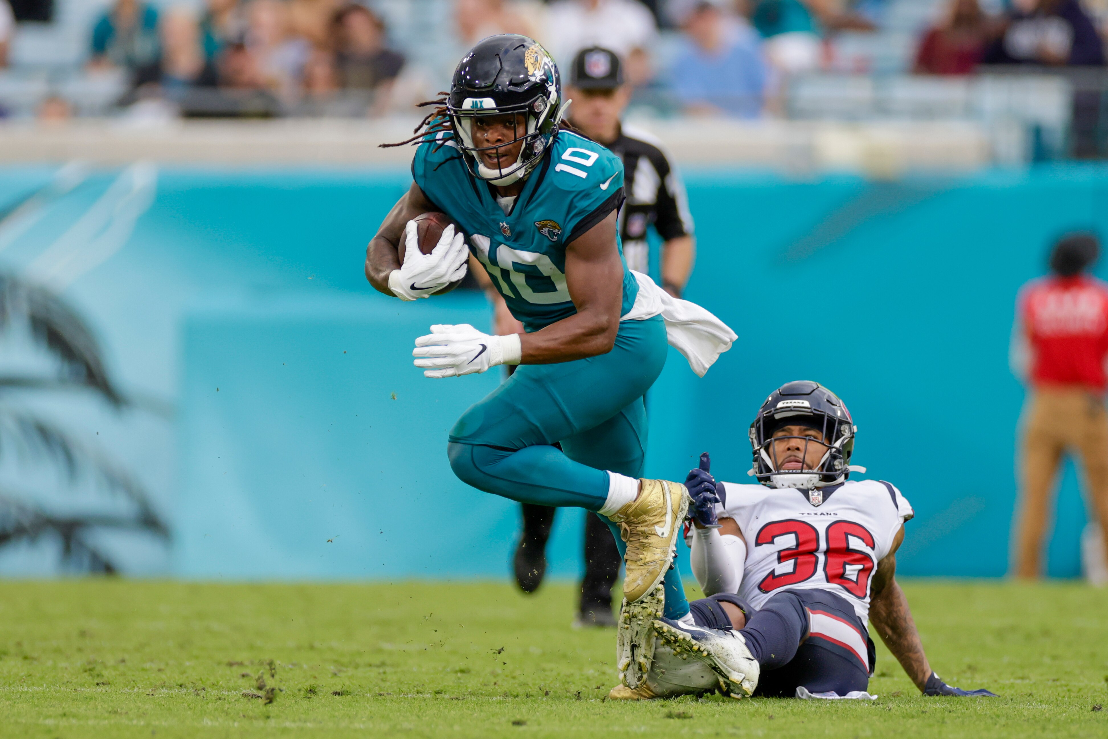 JACKSONVILLE, FL - DECEMBER 19: Jacksonville Jaguars wide receiver Laviska Shenault Jr. (10) runs with the ball after a catch during the game between the Houston Texans and the Jacksonville Jaguars on December 19, 2021 at TIAA Bank Field in Jacksonville, Fl. (Photo by David Rosenblum/Icon Sportswire via Getty Images)