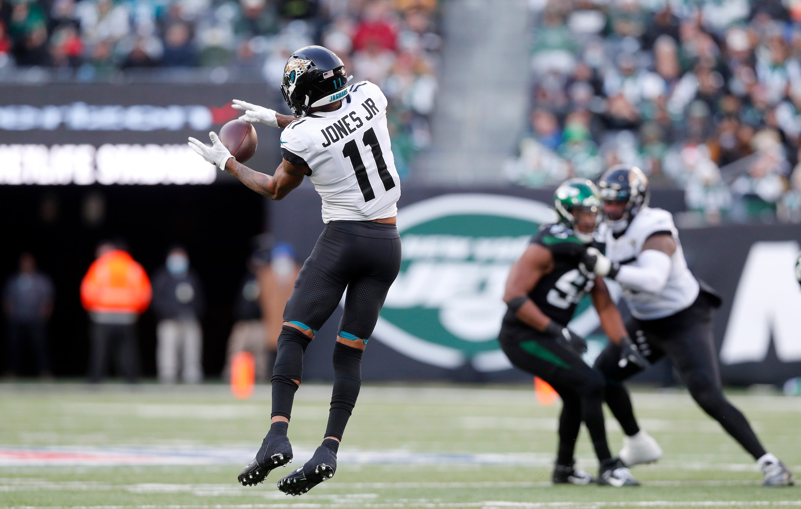 EAST RUTHERFORD, NEW JERSEY - DECEMBER 26: (NEW YORK DAILIES OUT)  Marvin Jones #11 of the Jacksonville Jaguars in action against the New York Jets at MetLife Stadium on December 26, 2021 in East Rutherford, New Jersey. The Jets defeated the Jaguars 26-21. (Photo by Jim McIsaac/Getty Images)