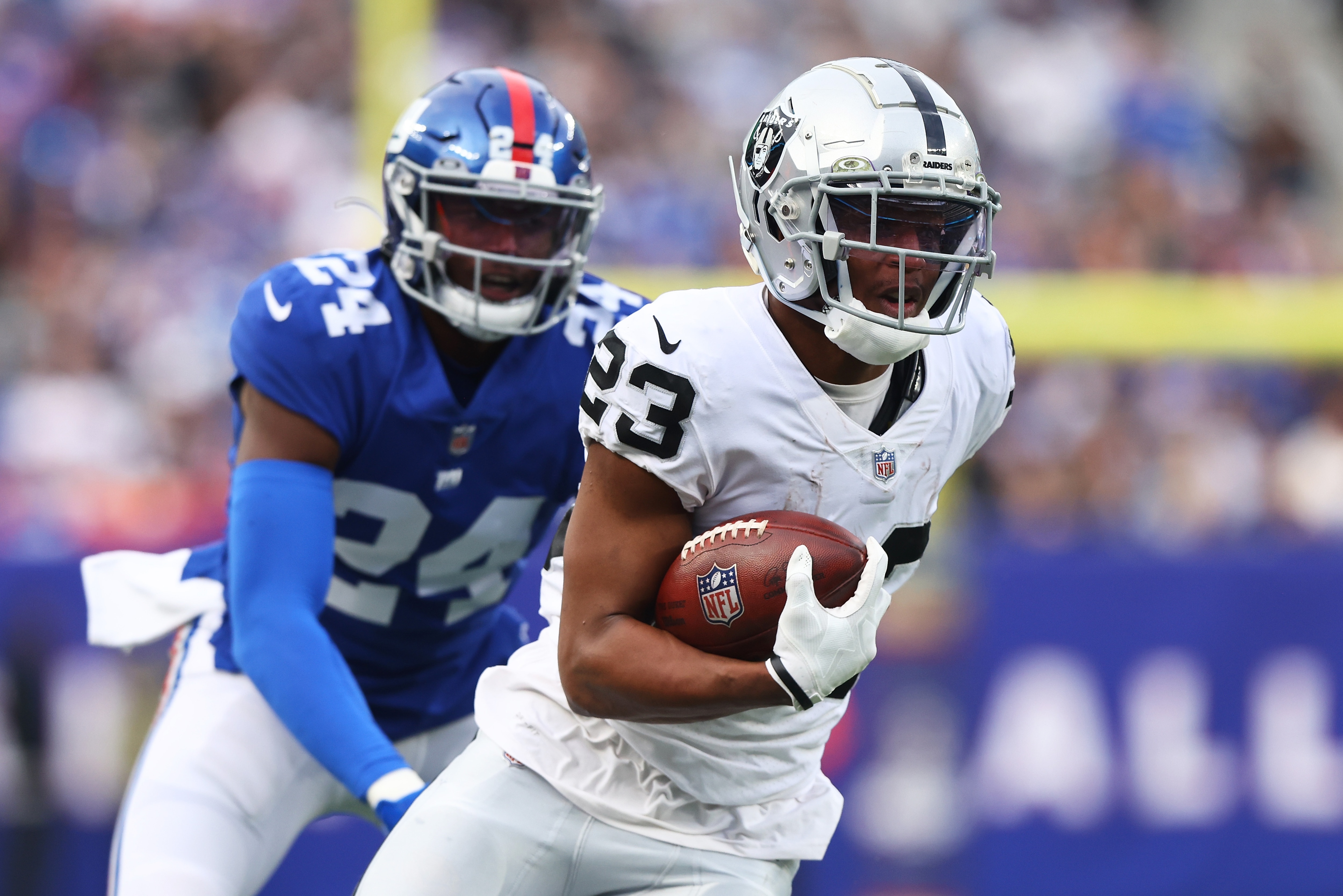 EAST RUTHERFORD, NEW JERSEY - NOVEMBER 07: (NEW YORK DAILIES OUT) Kenyan Drake #23 of the Las Vegas Raiders in action against the New York Giants at MetLife Stadium on November 07, 2021 in East Rutherford, New Jersey. New York Giants defeated the Las Vegas Raiders 23-16. (Photo by Mike Stobe/Getty Images)