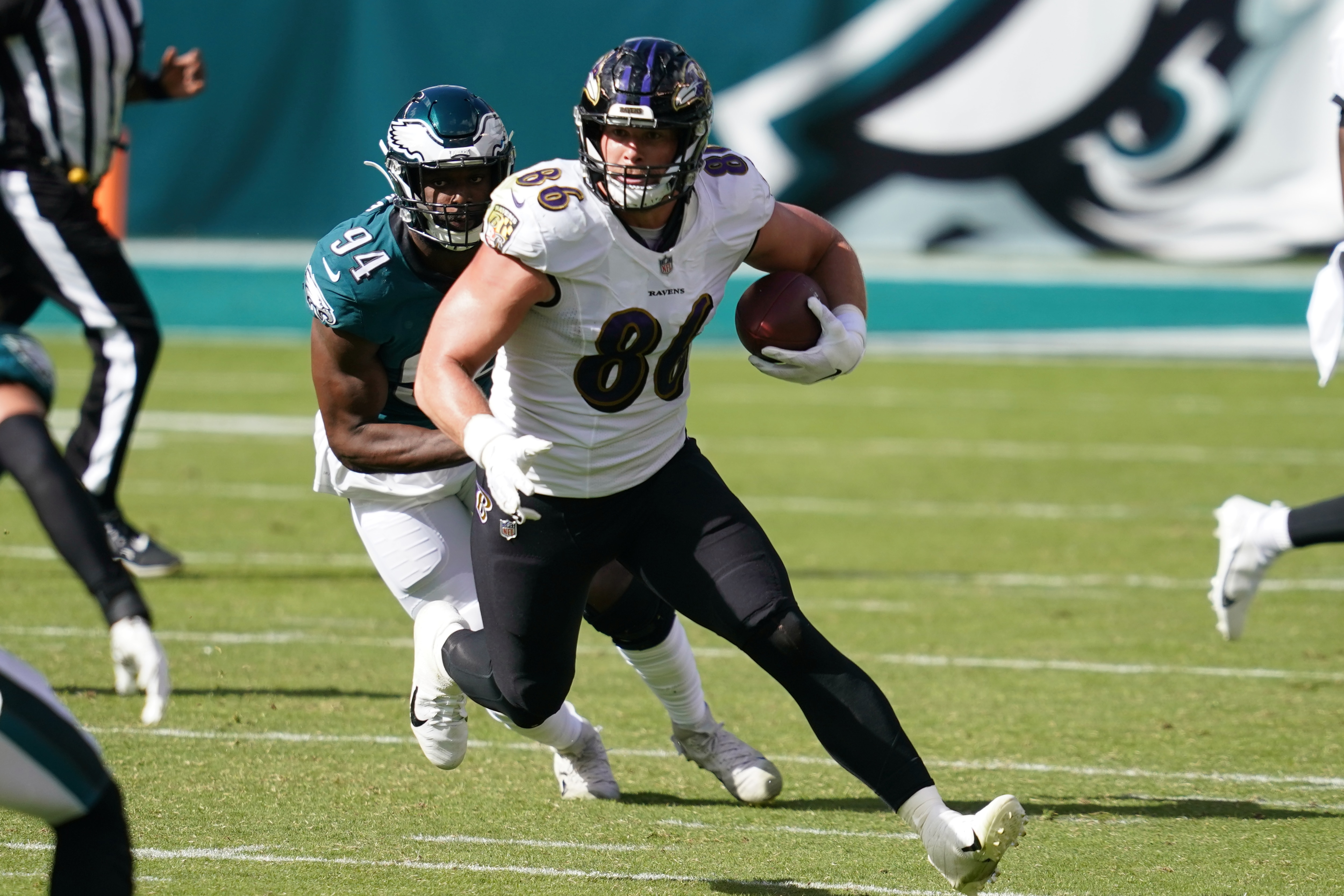 PHILADELPHIA, PA - OCTOBER 18: Baltimore Ravens tight end Nick Boyle (86) runs after a reception during the game between the Baltimore Ravens and the Philadelphia Eagles on October 18, 2020 at Lincoln Financial Field in Philadelphia, PA.  (Photo by Andy Lewis/Icon Sportswire via Getty Images)