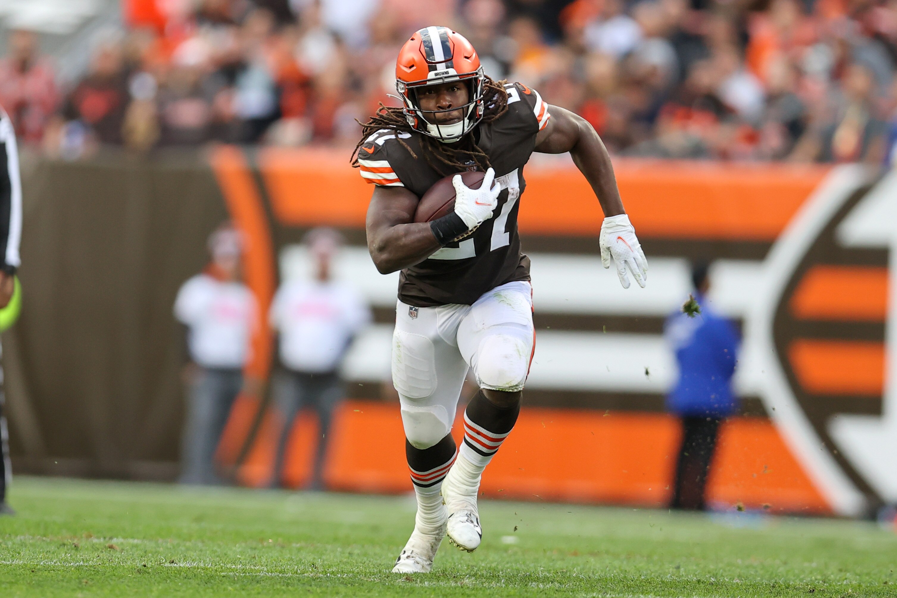 CLEVELAND, OH - OCTOBER 17: Cleveland Browns running back Kareem Hunt (27) carries the football during the second quarter of the National Football League game between the Arizona Cardinals and Cleveland Browns on October 17, 2021, at FirstEnergy Stadium in Cleveland, OH. (Photo by Frank Jansky/Icon Sportswire via Getty Images)