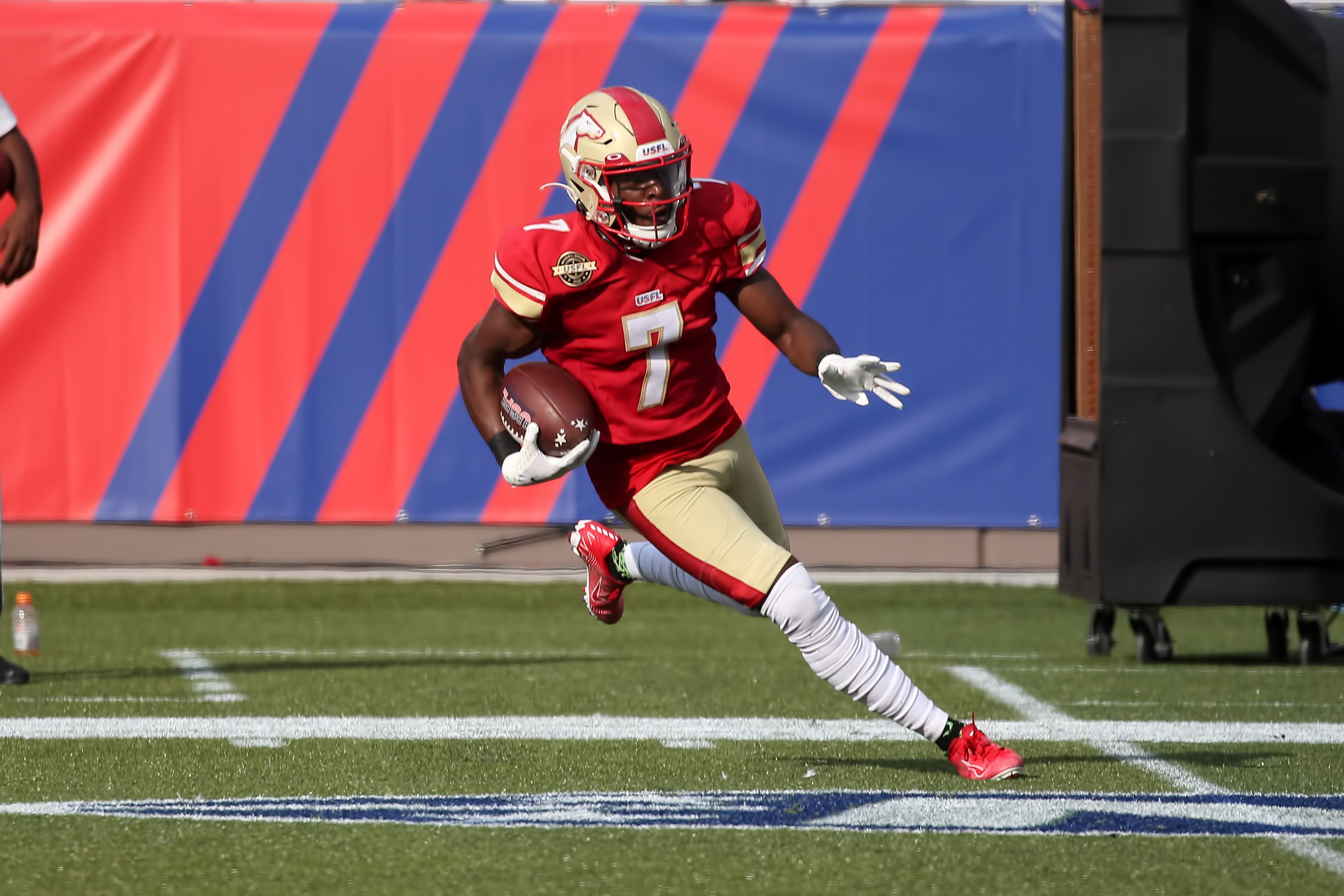 BIRMINGHAM, AL - JUNE 11: Birmingham Stallions wide receiver Victor Bolden Jr (7) returns a punt during the USFL game between the Birmingham Stallions and the Houston Gamblers on June 11, 2022 at Protective Stadium in Birmingham, Alabama.  (Photo by Michael Wade/Icon Sportswire via Getty Images)