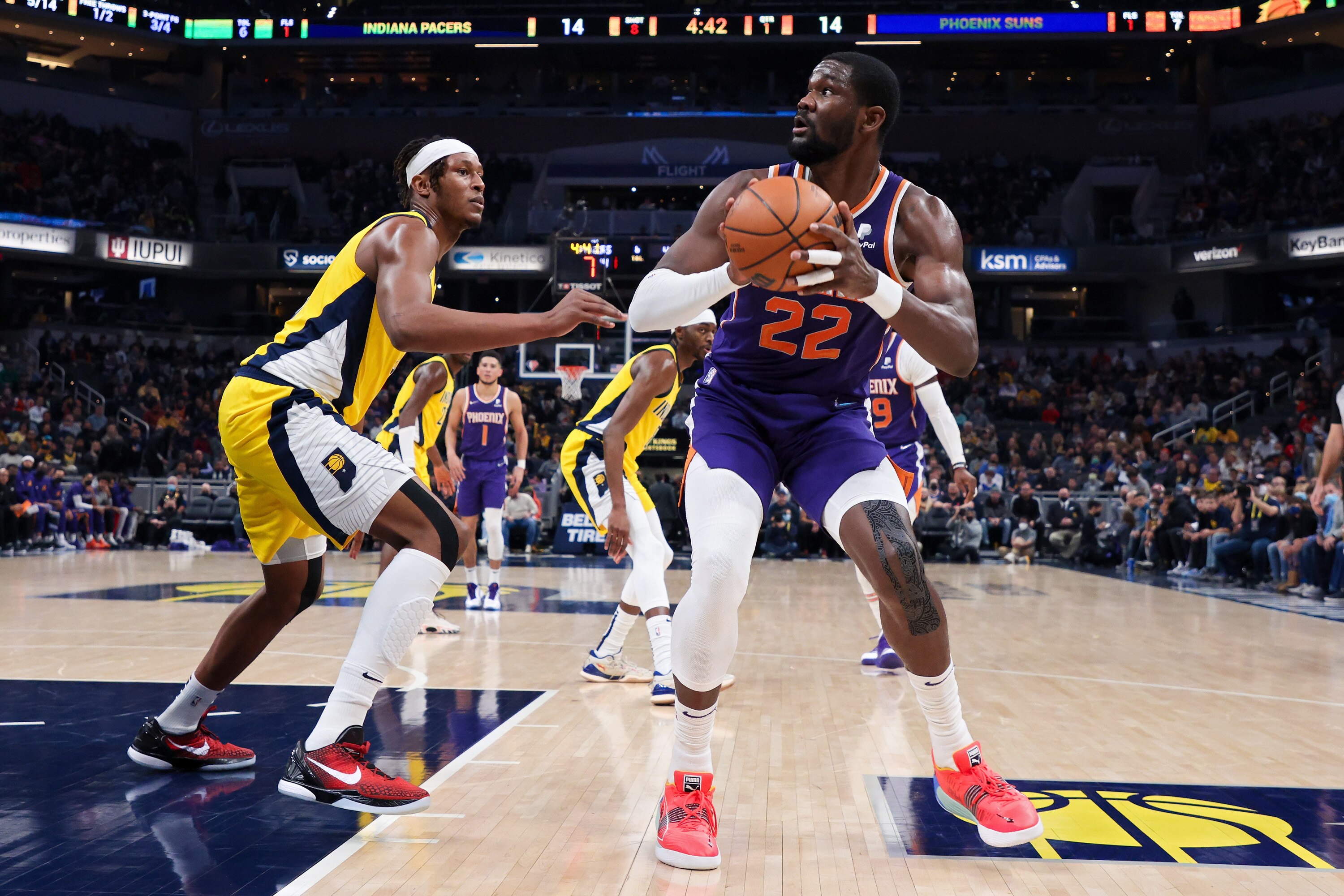 INDIANAPOLIS, INDIANA - JANUARY 14: Deandre Ayton #22 of the Phoenix Suns handles the ball while being guarded by Myles Turner #33 of the Indiana Pacers in the first quarter at Gainbridge Fieldhouse on January 14, 2022 in Indianapolis, Indiana. NOTE TO USER: User expressly acknowledges and agrees that, by downloading and or using this Photograph, user is consenting to the terms and conditions of the Getty Images License Agreement. (Photo by Dylan Buell/Getty Images)