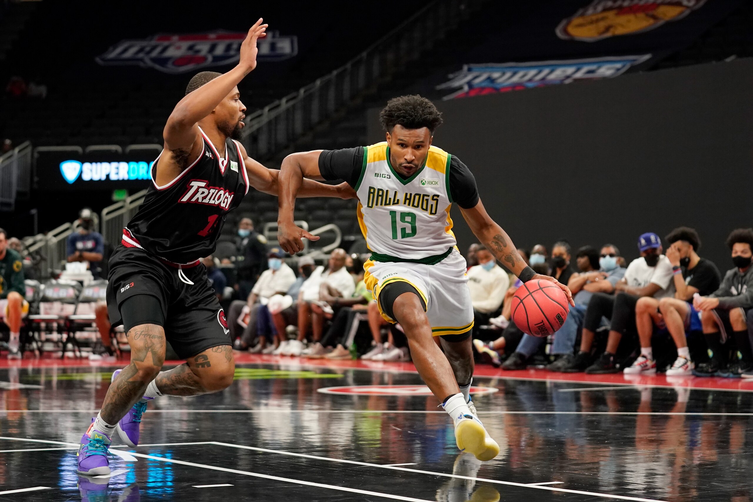 MILWAUKEE, WISCONSIN - AUGUST 05: Leandro Barbosa #19 of the Ball Hogs dribbles the ball while being guarded by Isaiah Briscoe #13 of the Trilogy during BIG3 - Week Five at the Fiserv Forum on August 05, 2021 in Milwaukee, Wisconsin. (Photo by Patrick McDermott/Getty Images)