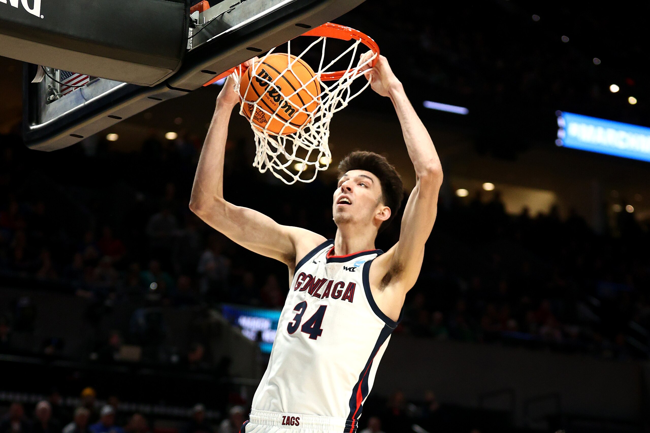 PORTLAND, OREGON - MARCH 17: Chet Holmgren #34 of the Gonzaga Bulldogs dunks the ball against the Georgia State Panthers during the first half in the first round game of the 2022 NCAA Men's Basketball Tournament at Moda Center on March 17, 2022 in Portland, Oregon. (Photo by Ezra Shaw/Getty Images)