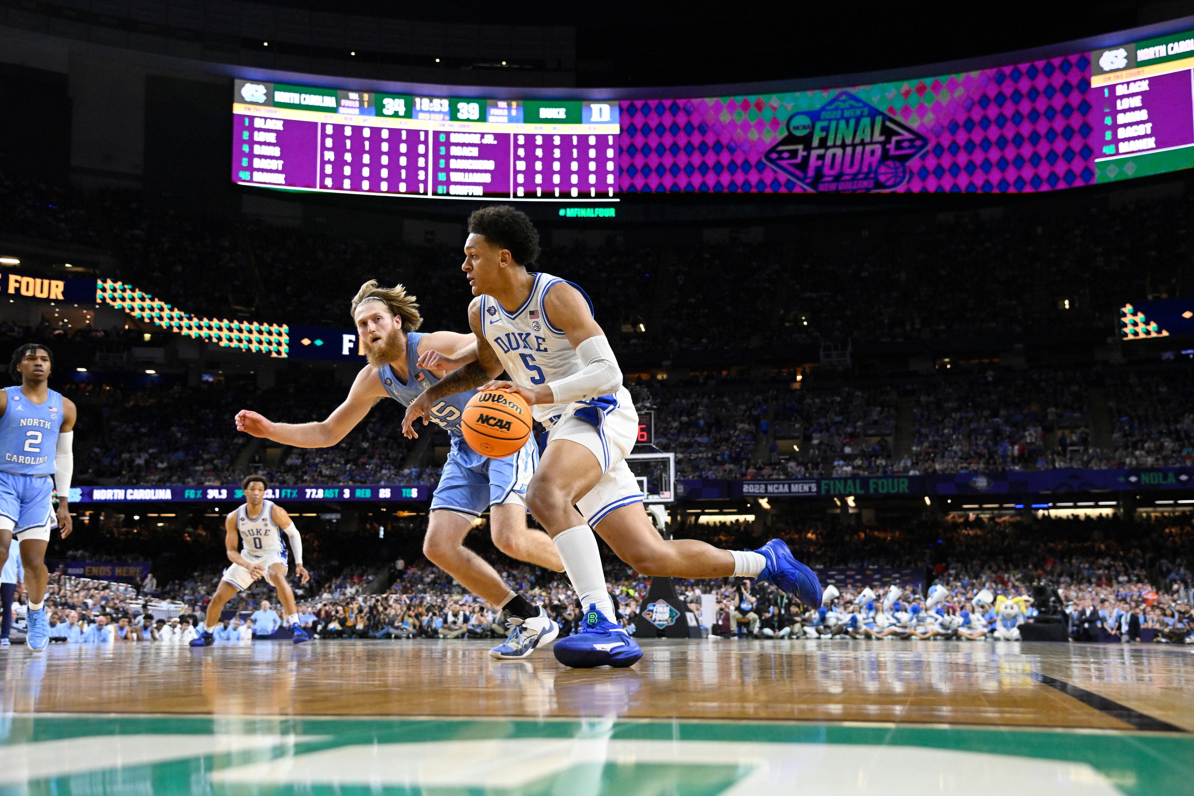 College Basketball: NCAA Final Four:  North Carolina Paolo Banchero (5) in action, dribbles vs Duke at Caesars Superdome. 
New Orleans, LA 4/2/2022
CREDIT: Greg Nelson (Photo by Greg Nelson/Sports Illustrated via Getty Images)
(Set Number: X164001 TK2)