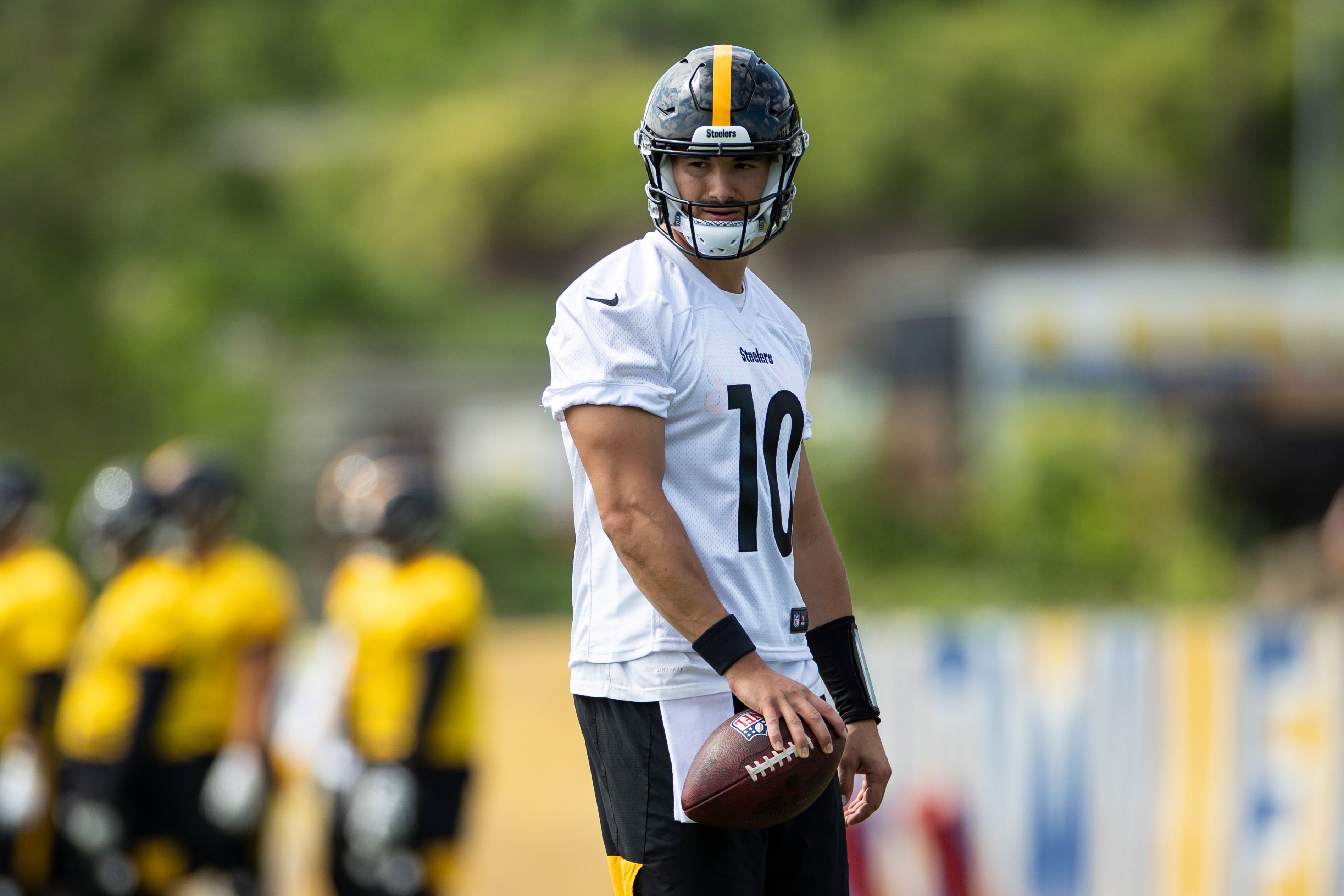 PITTSBURGH, PA - MAY 24: Pittsburgh Steelers quarterback Mitchell Trubisky (10) takes part in a drill during the team's OTA practice, Tuesday, May 24, 2022, in Pittsburgh, PA. (Photo by Brandon Sloter/Icon Sportswire via Getty Images)