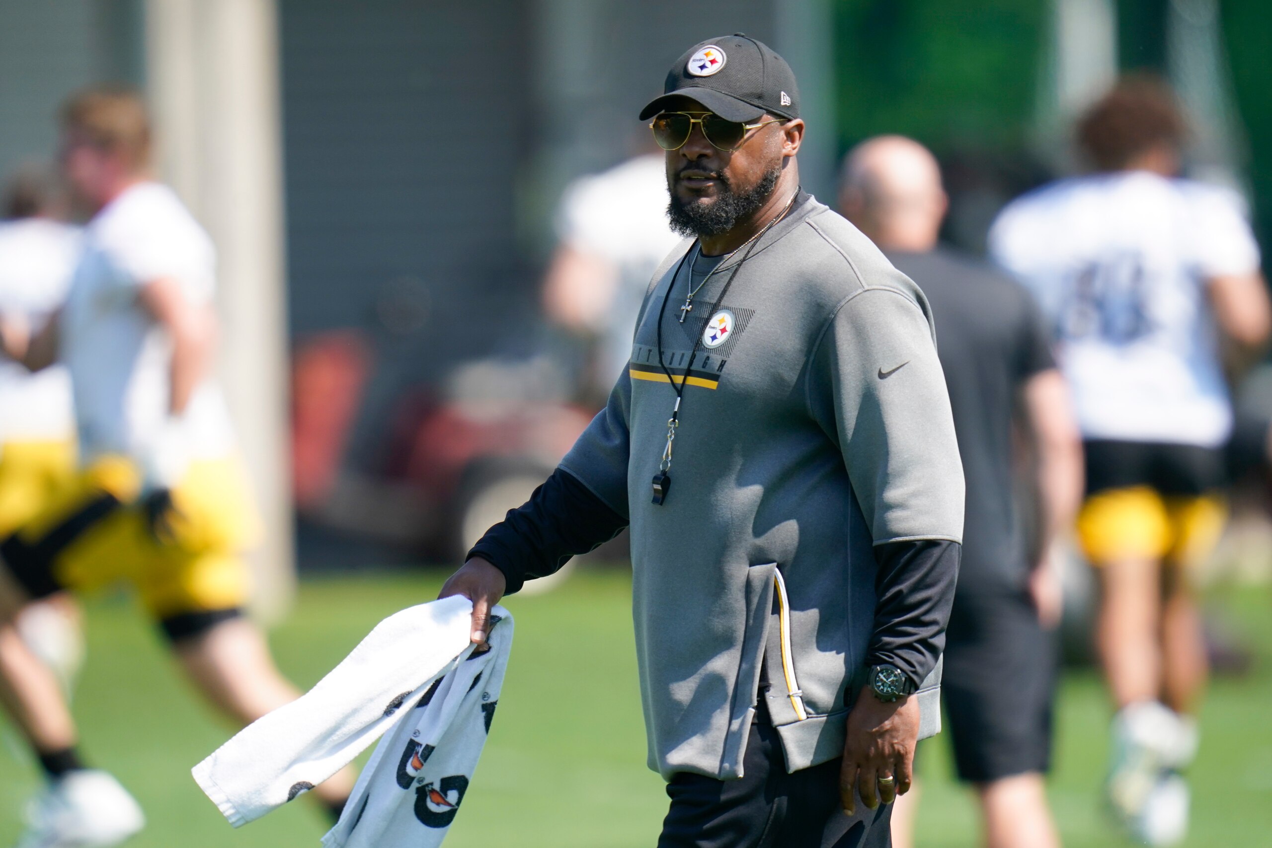 Pittsburgh Steelers head coach Mike Tomlin watches the team warm up during an NFL football practice, Tuesday, May 31, 2022, in Pittsburgh. (AP Photo/Keith Srakocic)