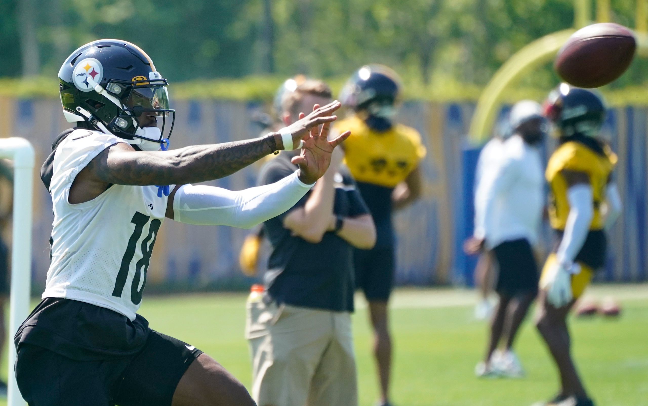 Pittsburgh Steelers wide receiver Diontae Johnson, participates in drills at an NFL football practice, Tuesday, May 31, 2022, in Pittsburgh. (AP Photo/Keith Srakocic)