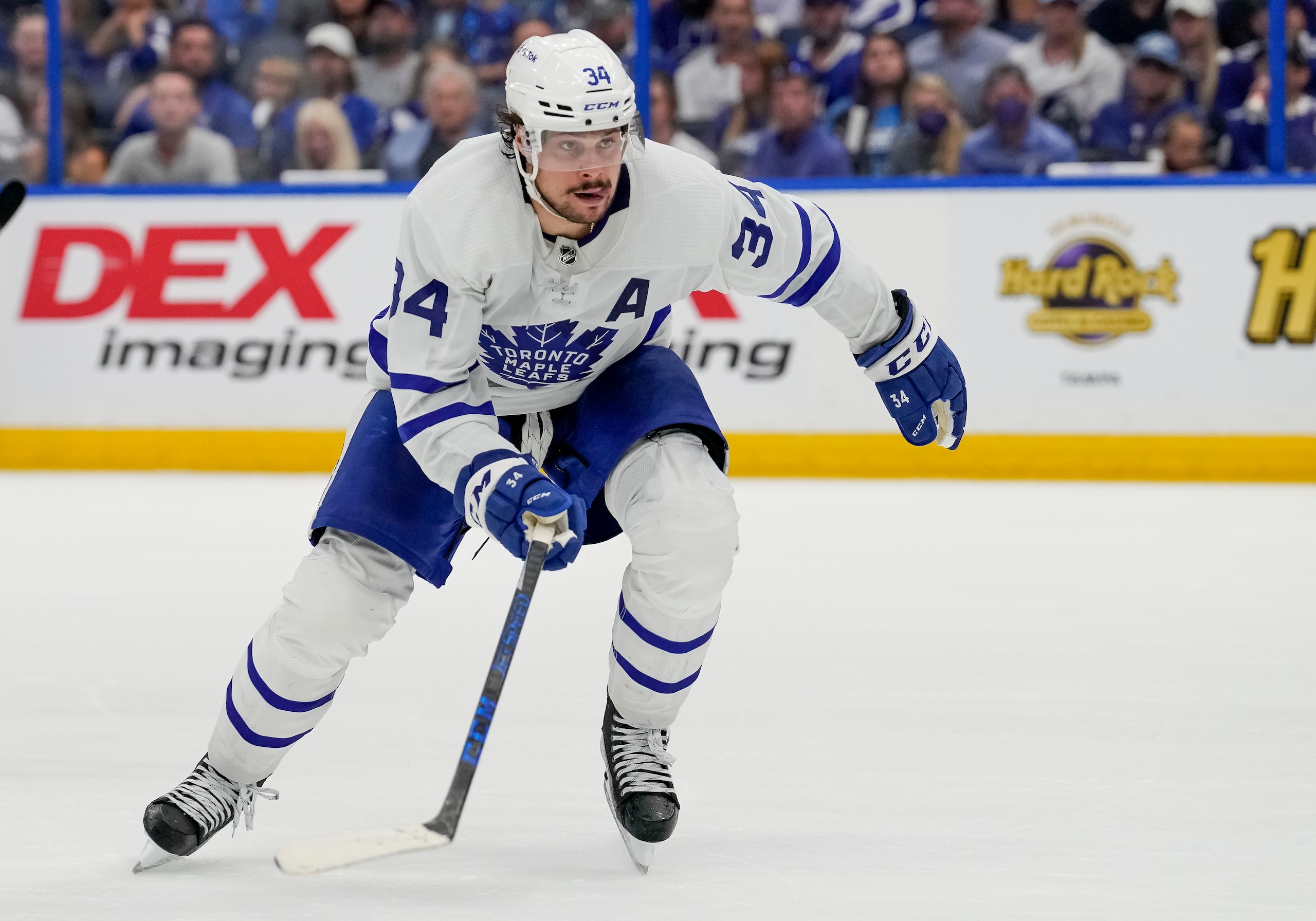 TAMPA, FL - MAY 12: Toronto Maple Leafs center Auston Matthews (34) makes a rush to the loose puck during the NHL Hockey game 6 of the first round of the Stanley Cup Playoffs between Tampa Bay Lightning and the Toronto Maple Leafs on May 12, 2022 at Amalie Arena in Tampa Florida (Photo by Andrew Bershaw /Icon_Sportswire)