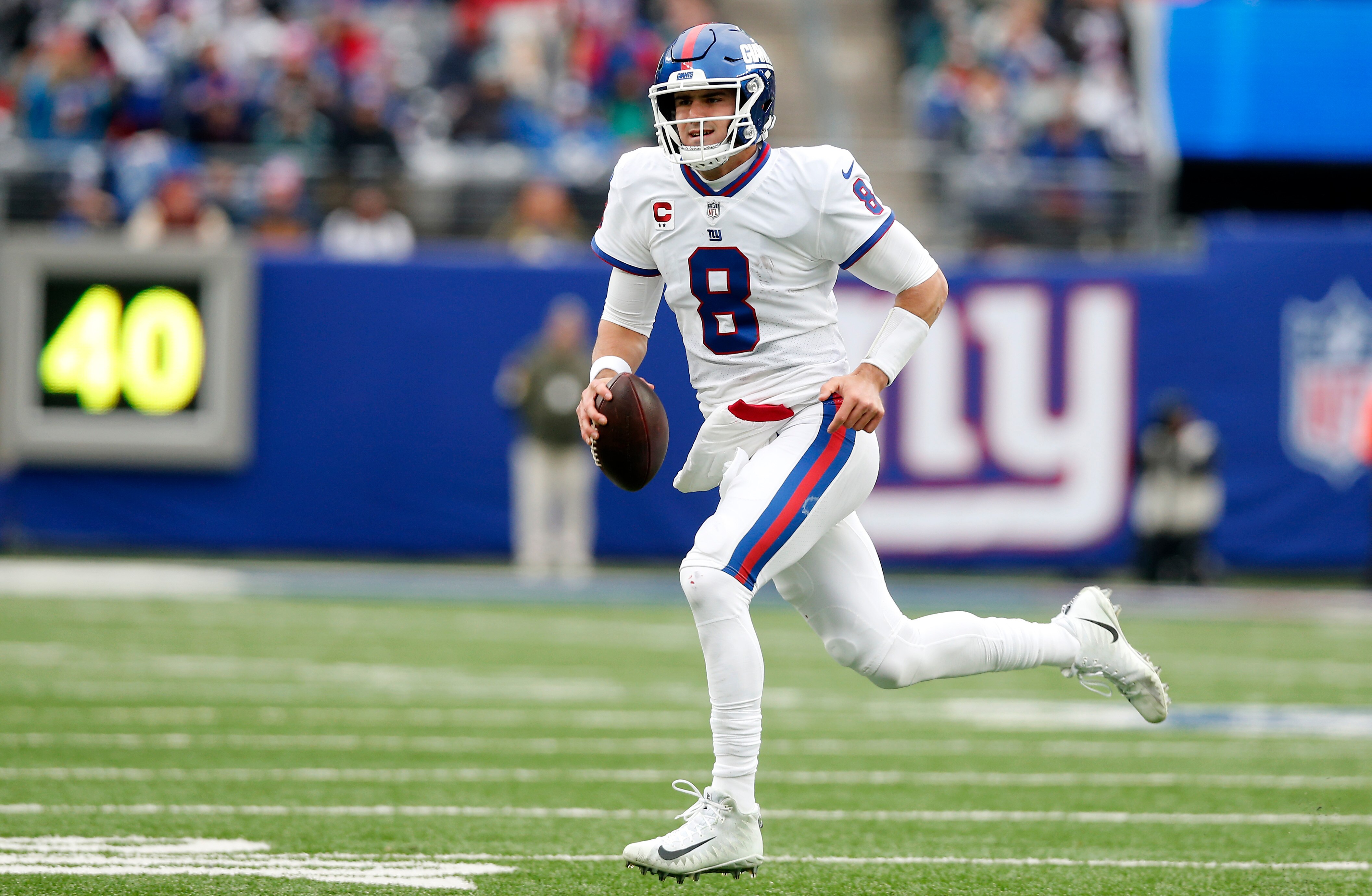 EAST RUTHERFORD, NEW JERSEY - NOVEMBER 28: (NEW YORK DAILIES OUT)  Daniel Jones #8 of the New York Giants in action against the Philadelphia Eagles at MetLife Stadium on November 28, 2021 in East Rutherford, New Jersey.  The Giants defeated the eagles 13-7. (Photo by Jim McIsaac/Getty Images)