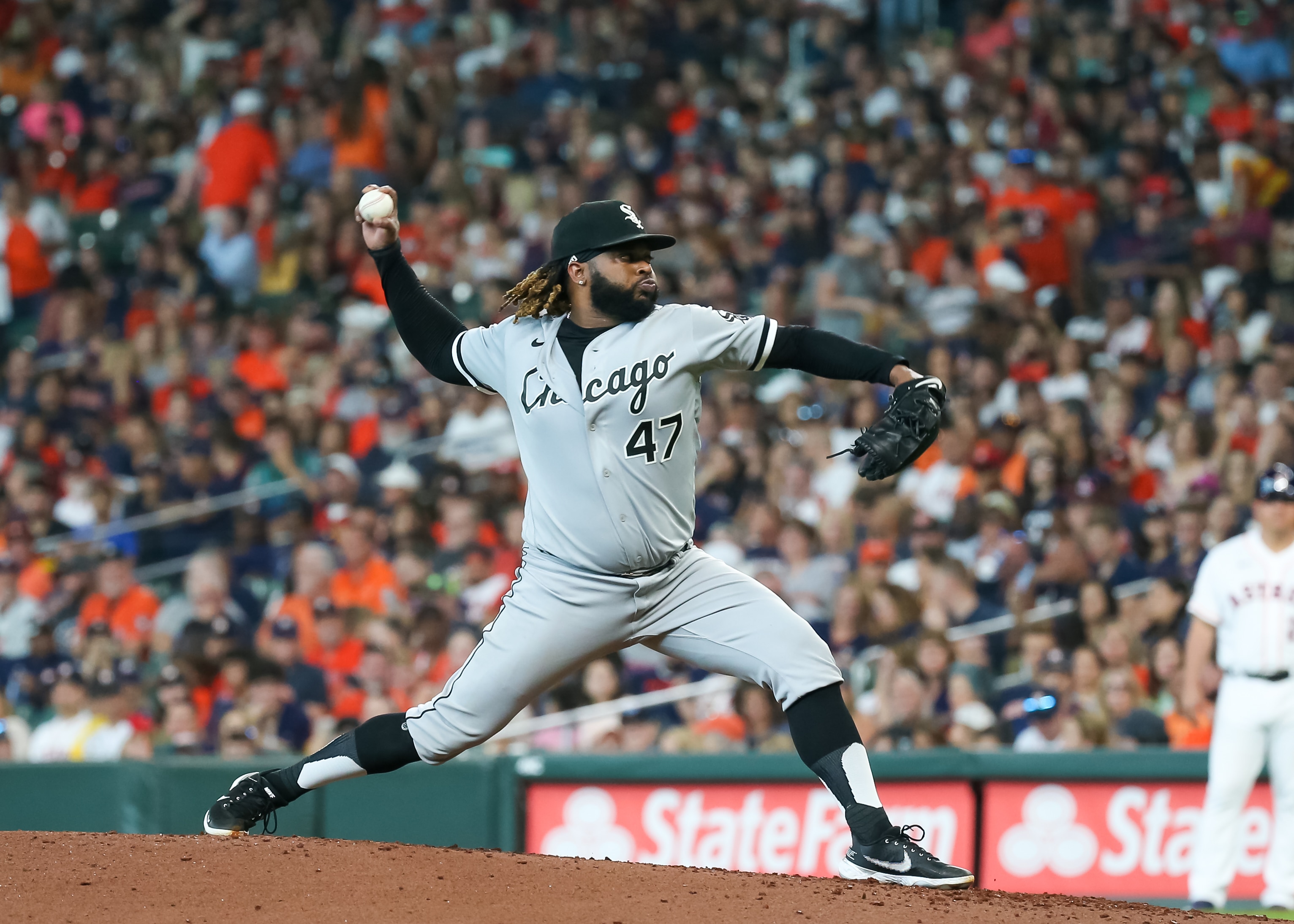 HOUSTON, TX - JUNE 18:  Chicago White Sox starting pitcher Johnny Cueto (47) throws a pitch in the bottom of the fifth inning during the baseball game between the Chicago White Sox and Houston Astros on June 18, 2022 at Minute Maid Park in Houston, Texas.  (Photo by Leslie Plaza Johnson/Icon Sportswire via Getty Images)
