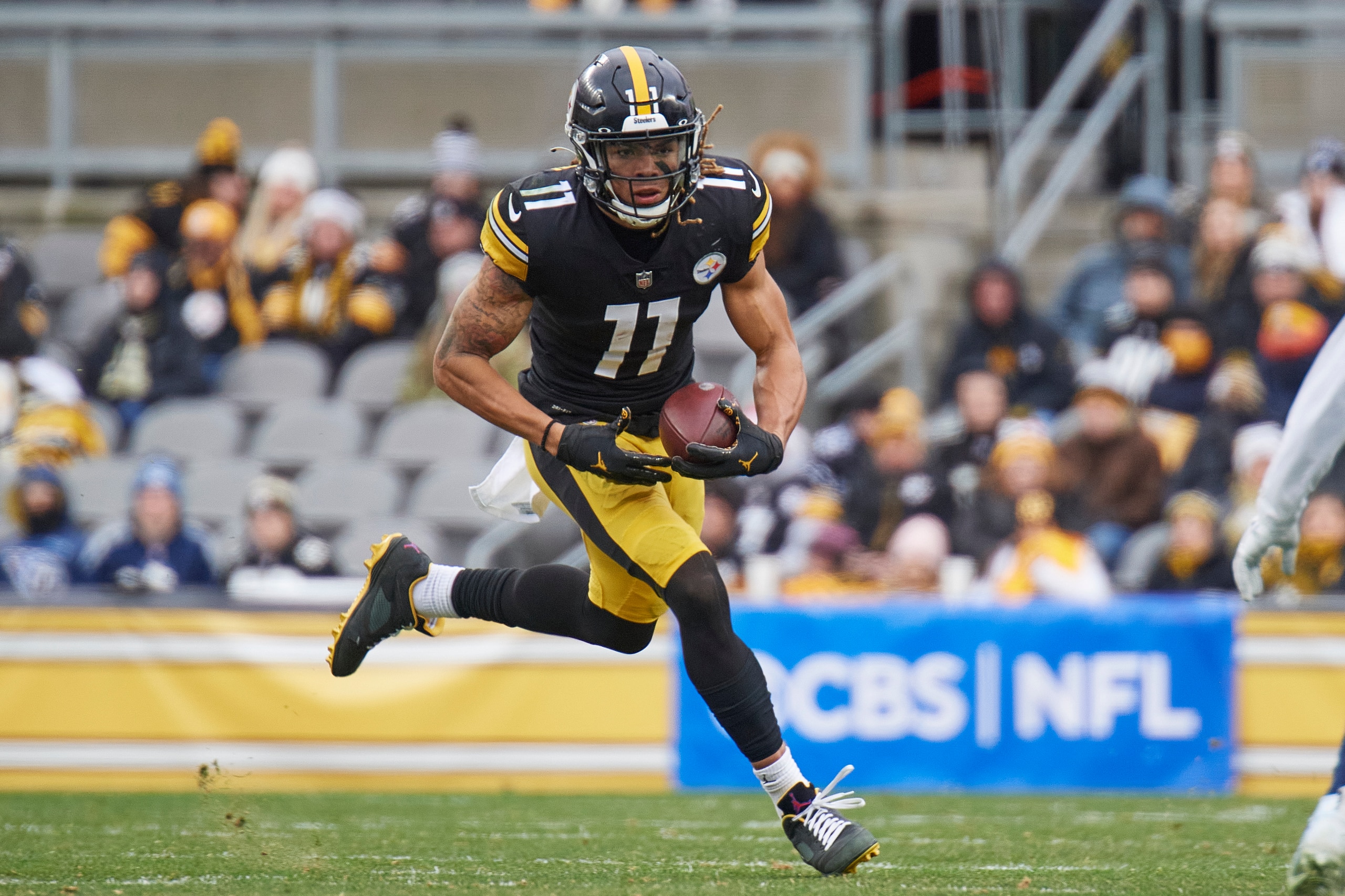 PITTSBURGH, PA - DECEMBER 19:   Pittsburgh Steelers wide receiver Chase Claypool (11) runs with the ball in the second quarter during the game between the Pittsburgh Steelers and the Tennessee Titans on December 19, 2021 at Heinz Field in Pittsburgh, PA. (Photo by Shelley Lipton/Icon Sportswire via Getty Images)