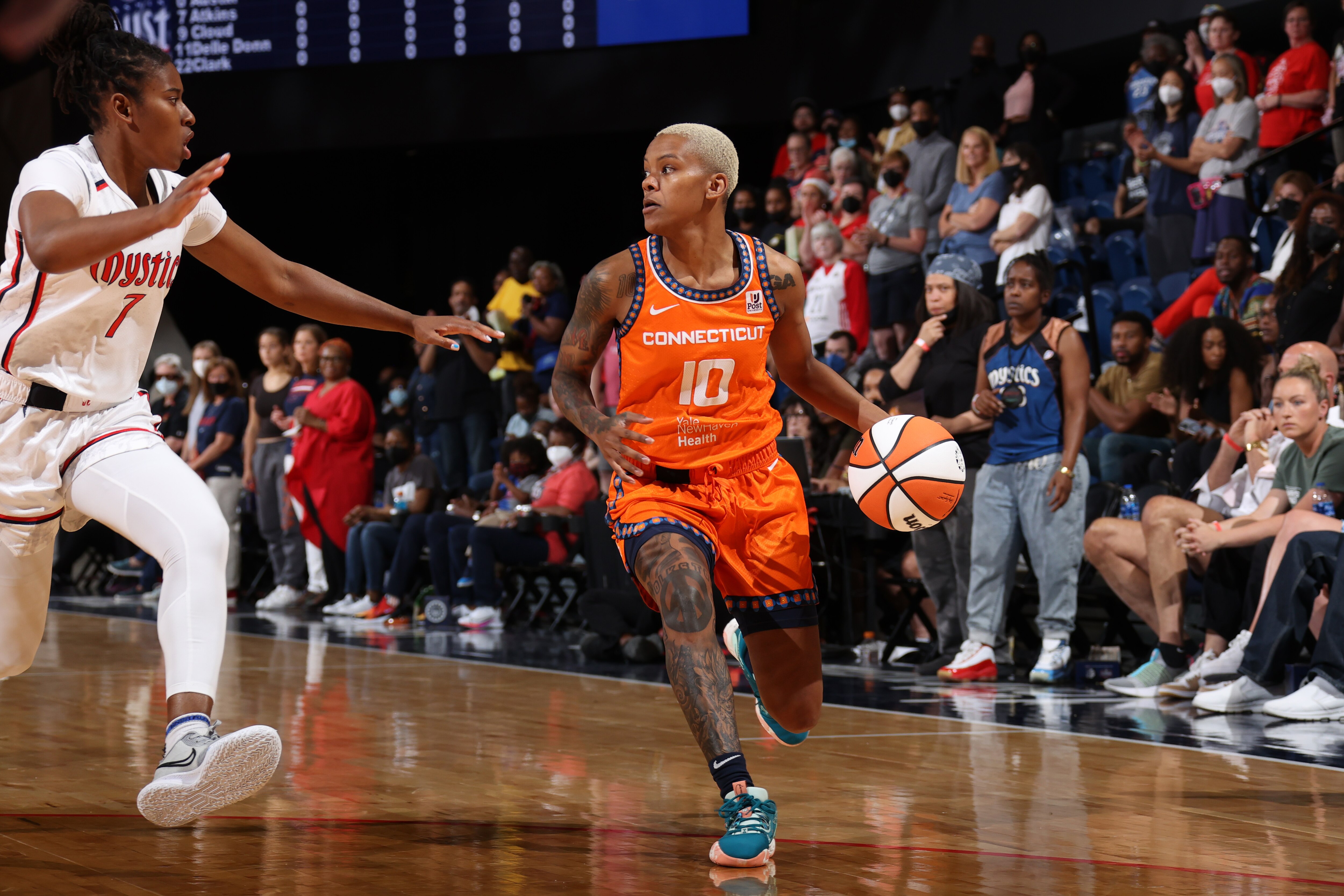 WASHINGTON, DC - JUNE 19: Courtney Williams #10 of the Connecticut Sun drives to the basket during the game against the Washington Mystics on June 19, 2022 at Entertainment & Sports Arena in Washington, DC. NOTE TO USER: User expressly acknowledges and agrees that, by downloading and or using this Photograph, user is consenting to the terms and conditions of the Getty Images License Agreement. Mandatory Copyright Notice: Copyright 2022 NBAE (Photo by Stephen Gosling/NBAE via Getty Images)