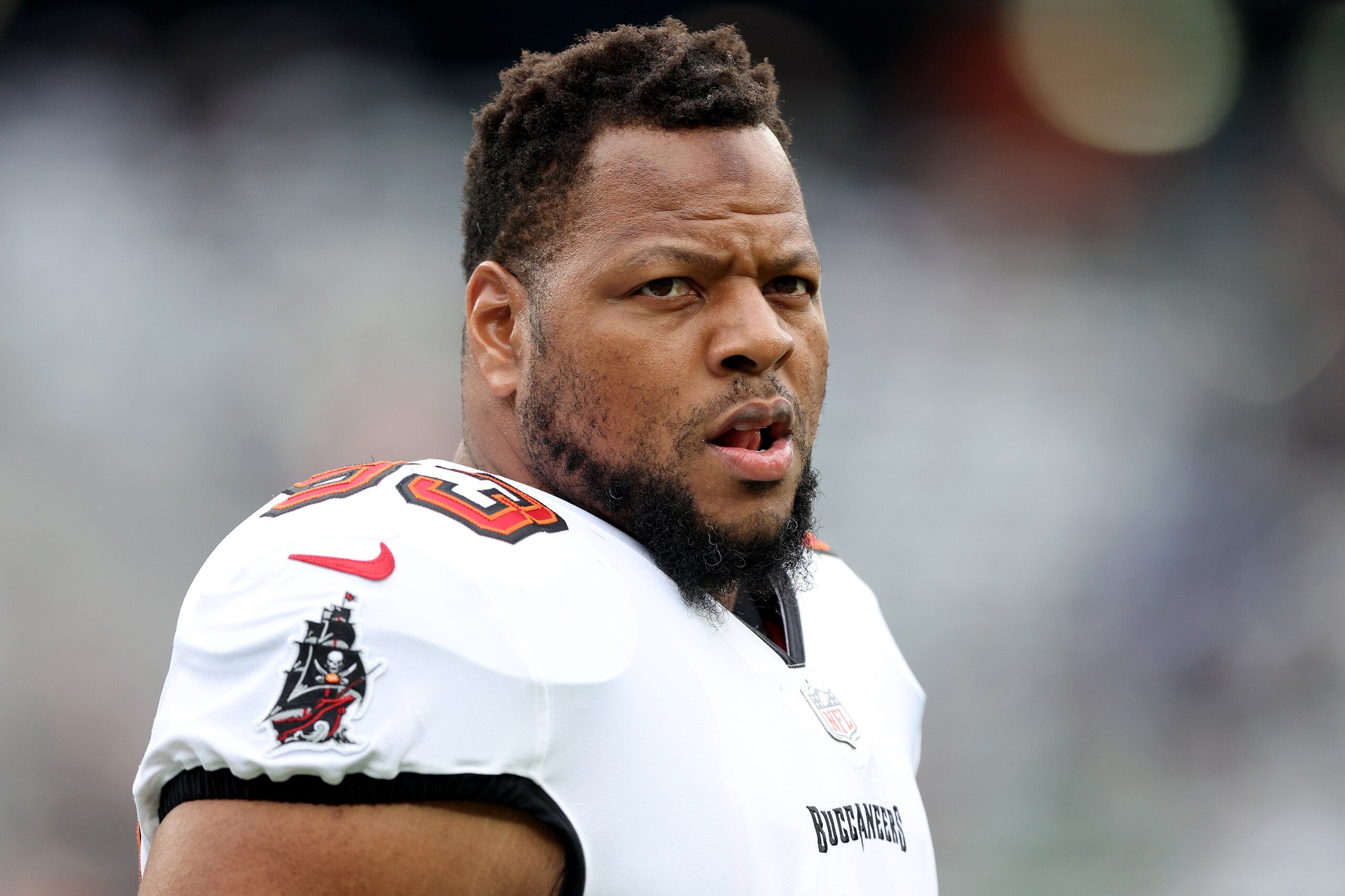 EAST RUTHERFORD, NEW JERSEY - JANUARY 02:  Ndamukong Suh #93 of the Tampa Bay Buccaneers  warms up prior to the game against the New York Jets at MetLife Stadium on January 02, 2022 in East Rutherford, New Jersey. (Photo by Elsa/Getty Images)