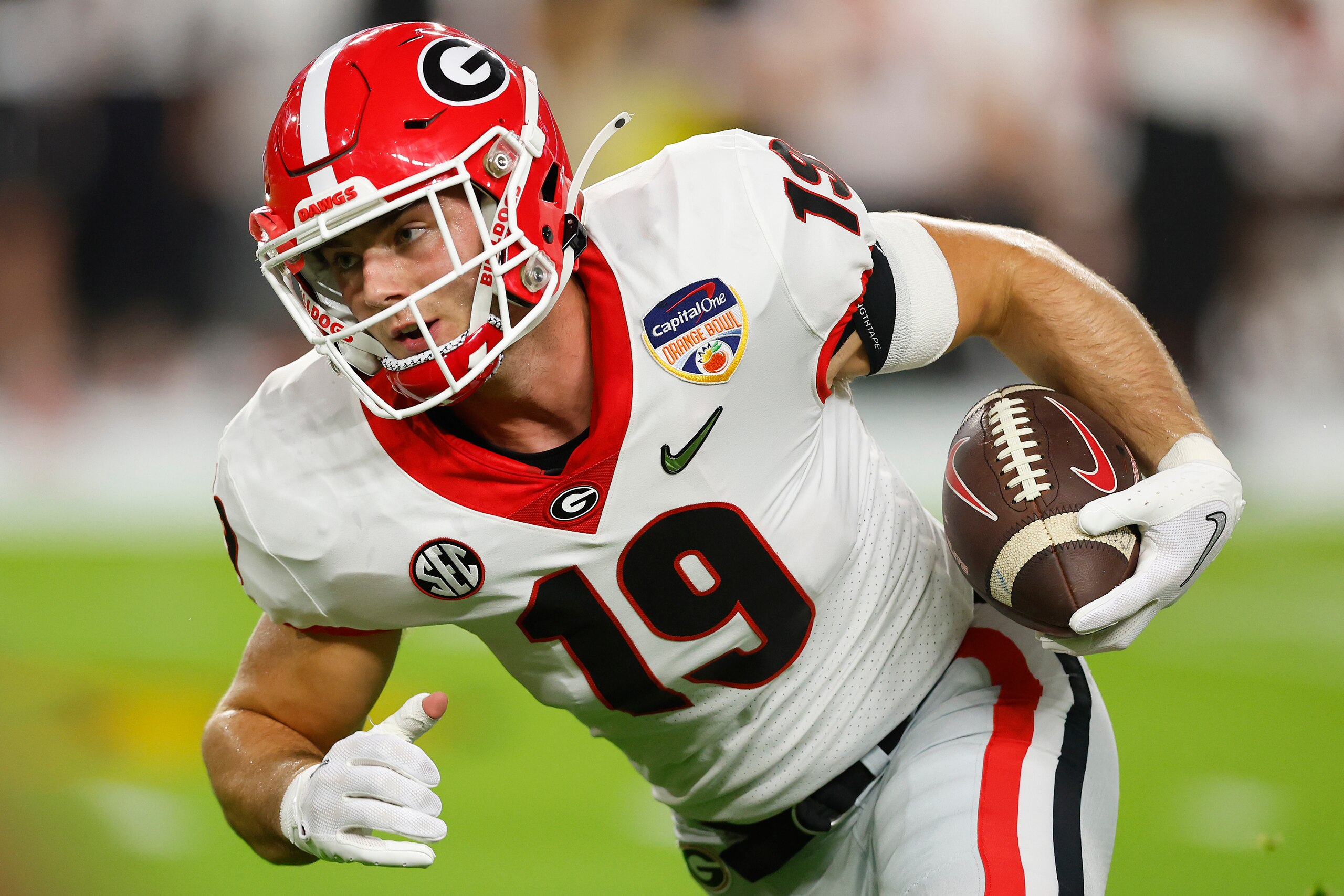 MIAMI GARDENS, FLORIDA - DECEMBER 31: Brock Bowers #19 of the Georgia Bulldogs warms up prior to the game against the Michigan Wolverines in the Capital One Orange Bowl for the College Football Playoff semifinal game at Hard Rock Stadium on December 31, 2021 in Miami Gardens, Florida. (Photo by Michael Reaves/Getty Images) MIAMI GARDENS, FLORIDA - DECEMBER 31: Brock Bowers #19 of the Georgia Bulldogs warms up prior to the game against the Michigan Wolverines in the Capital One Orange Bowl for the College Football Playoff semifinal game at Hard Rock Stadium on December 31, 2021 in Miami Gardens, Florida. (Photo by Michael Reaves/Getty Images)