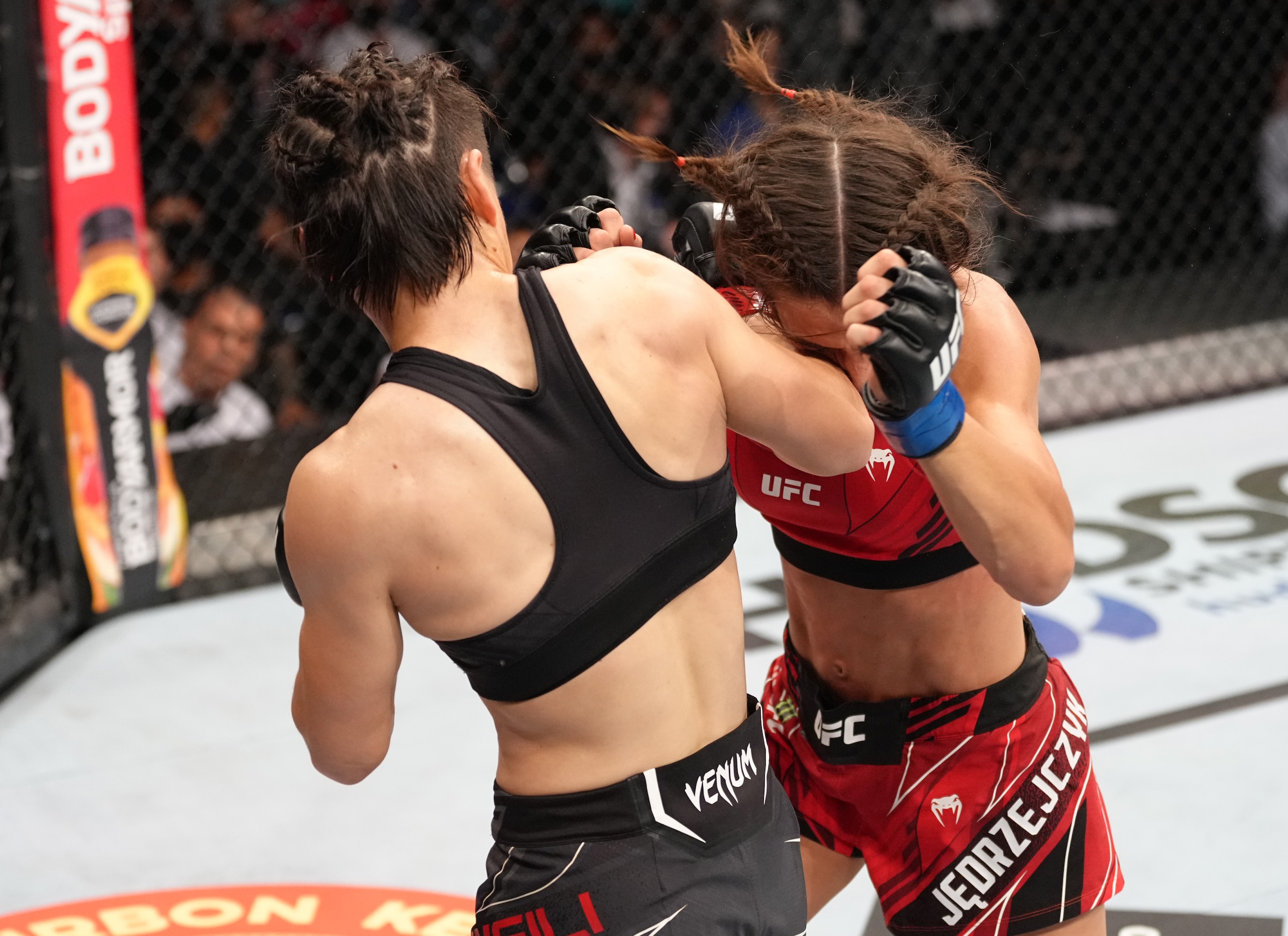 SINGAPORE, SINGAPORE - JUNE 12: (L-R) Zhang Weili of China knocks out Joanna Jedrzejczyk of Poland with a spinning back fist in a flyweight fight during the UFC 275 event at Singapore Indoor Stadium on June 12, 2022 in Singapore. (Photo by Jeff Bottari/Zuffa LLC) SINGAPORE, SINGAPORE - JUNE 12: (L-R) Zhang Weili of China knocks out Joanna Jedrzejczyk of Poland with a spinning back fist in a flyweight fight during the UFC 275 event at Singapore Indoor Stadium on June 12, 2022 in Singapore. (Photo by Jeff Bottari/Zuffa LLC)