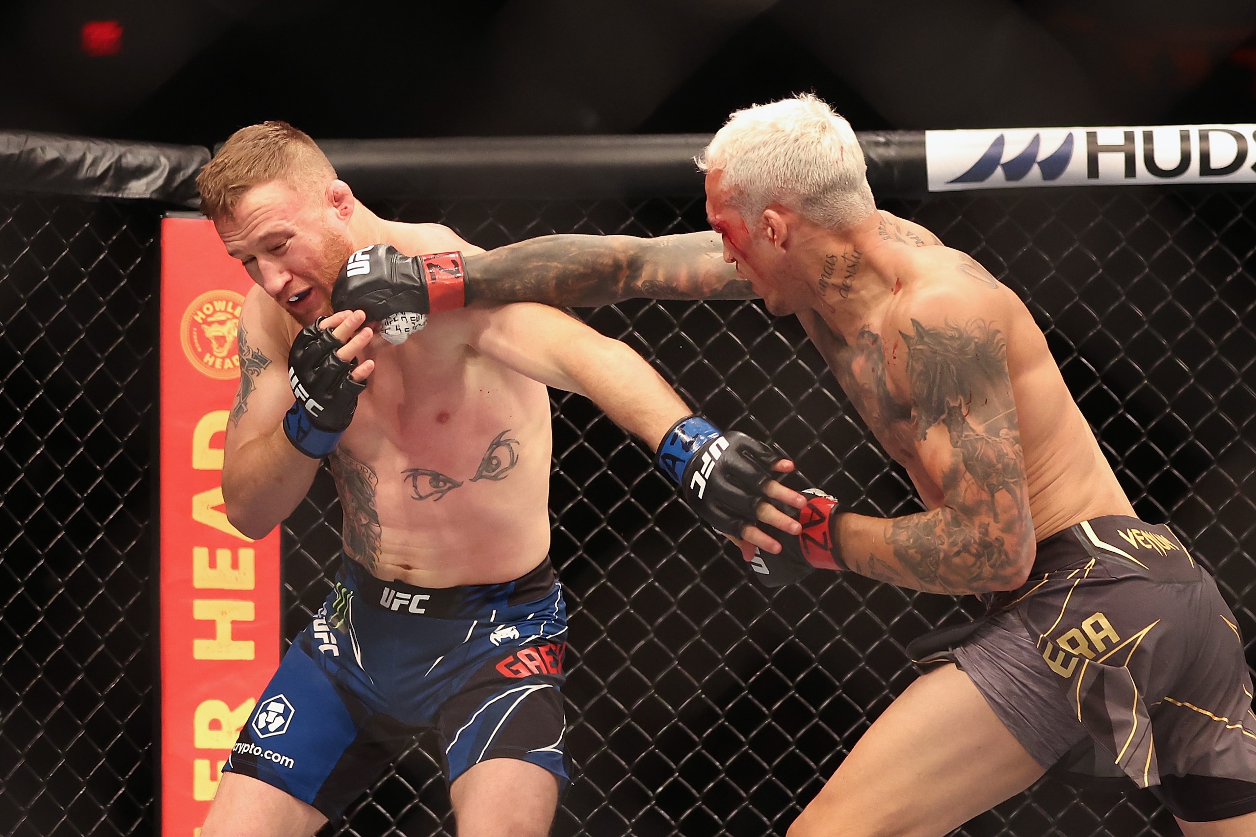 PHOENIX, ARIZONA - MAY 07: Charles Oliveira (R) of Brazil throws a right on Justin Gaethje in their UFC lightweight championship bout during UFC 274 at Footprint Center on May 07, 2022 in Phoenix, Arizona. (Photo by Christian Petersen/Getty Images) PHOENIX, ARIZONA - MAY 07: Charles Oliveira (R) of Brazil throws a right on Justin Gaethje in their UFC lightweight championship bout during UFC 274 at Footprint Center on May 07, 2022 in Phoenix, Arizona. (Photo by Christian Petersen/Getty Images)