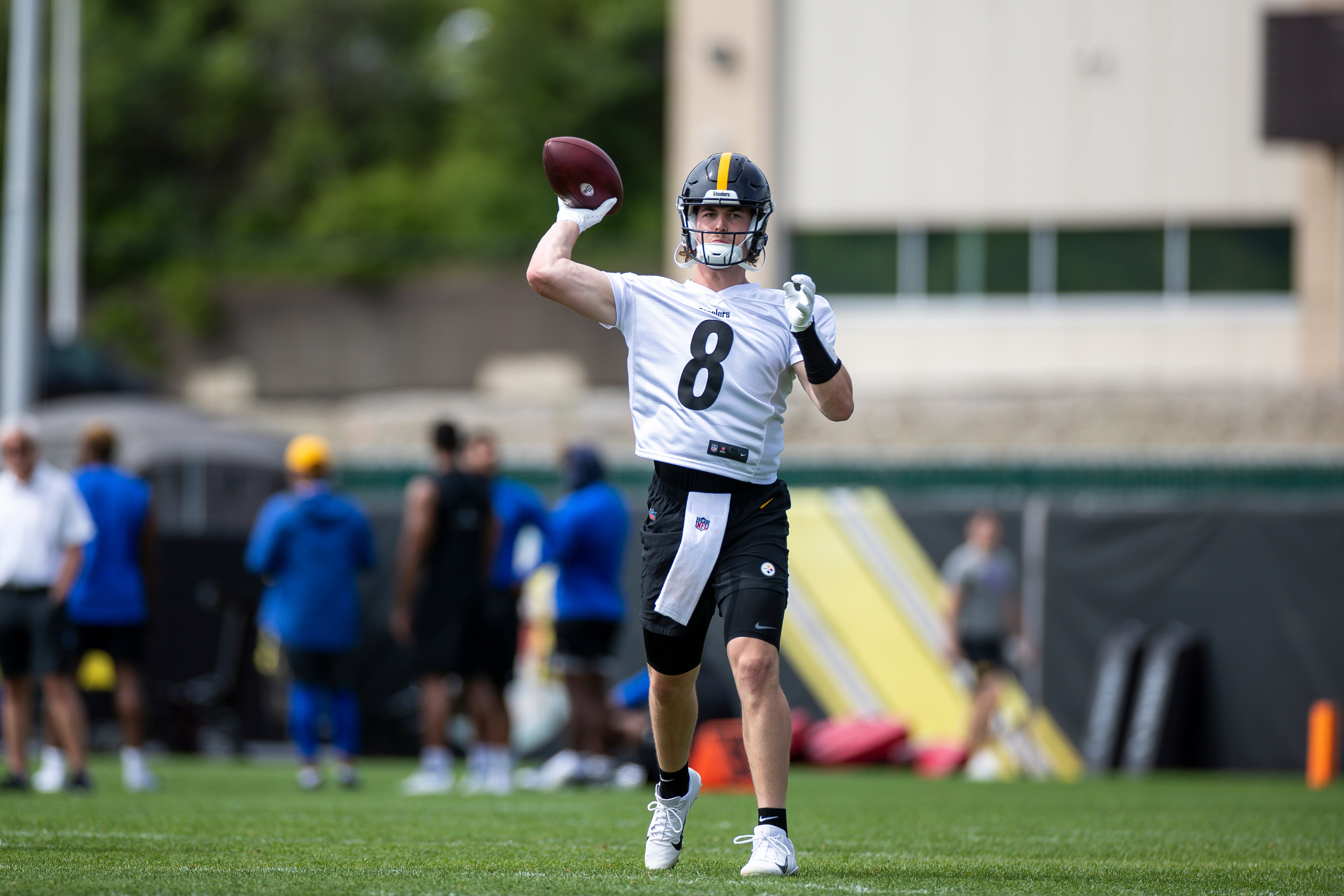 PITTSBURGH, PA - MAY 25: Pittsburgh Steelers quarterback Kenny Pickett (8) throws the ball during the team's OTA practice on May 25, 2022, at the Steelers Practice Facility in Pittsburgh, PA. (Photo by Brandon Sloter/Icon Sportswire via Getty Images)