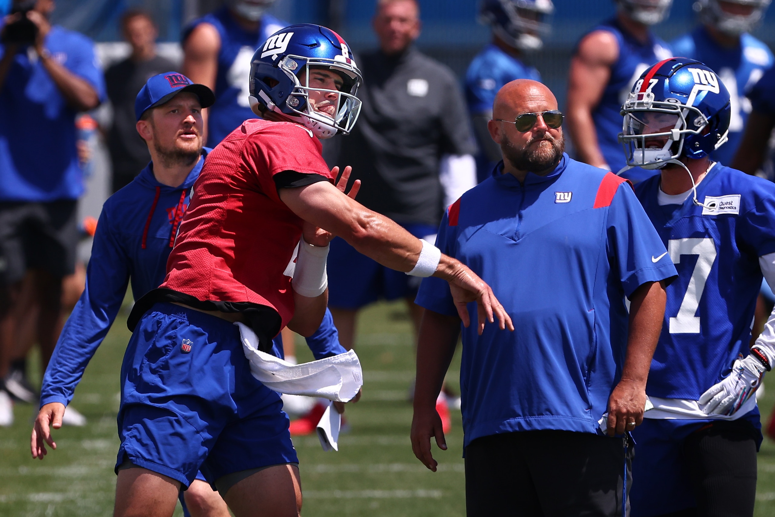 EAST RUTHERFORD, NJ - JUNE 08: Quarterback Daniel Jones #8 of the New York Giants throws a pass as head coach Brian Daboll, right, looks on during mandatory minicamp at Quest Diagnostics Training Center on June 8, 2022 in East Rutherford, New Jersey. (Photo by Rich Schultz/Getty Images) EAST RUTHERFORD, NJ - JUNE 08: Quarterback Daniel Jones #8 of the New York Giants throws a pass as head coach Brian Daboll, right, looks on during mandatory minicamp at Quest Diagnostics Training Center on June 8, 2022 in East Rutherford, New Jersey. (Photo by Rich Schultz/Getty Images)