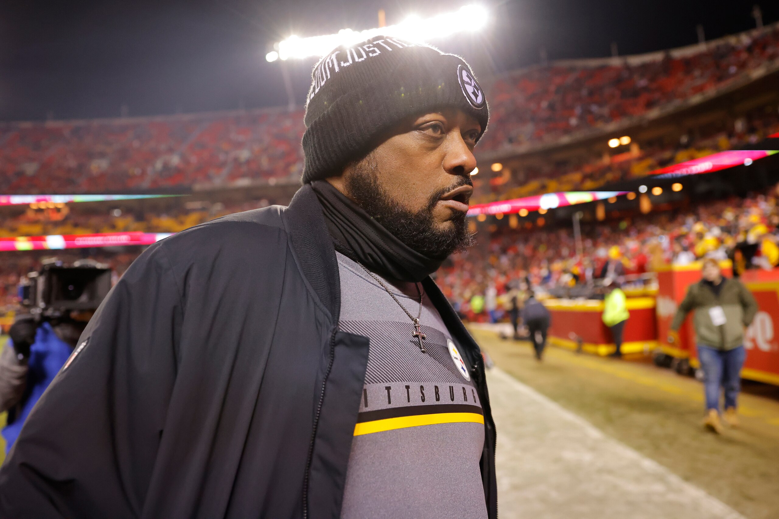 KANSAS CITY, MISSOURI - JANUARY 16: Head Coach Mike Tomlin of the Pittsburgh Steelers looks on before the game against the Kansas City Chiefs in the NFC Wild Card Playoff game at Arrowhead Stadium on January 16, 2022 in Kansas City, Missouri. (Photo by David Eulitt/Getty Images)