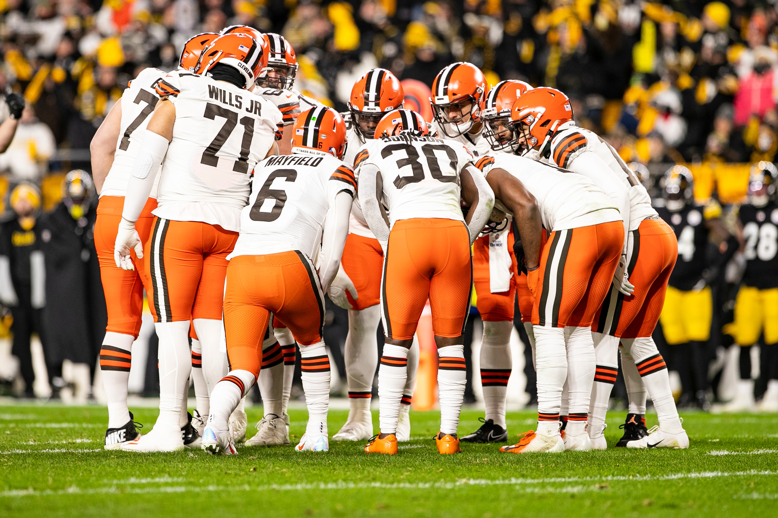 PITTSBURGH, PA - JANUARY 03: Cleveland Browns quarterback Baker Mayfield (6) calls a play in the huddle during the game against the Cleveland Browns and the Pittsburgh Steelers on January 03, 2022 at Heinz Field in Pittsburgh, PA. (Photo by Mark Alberti/Icon Sportswire via Getty Images)