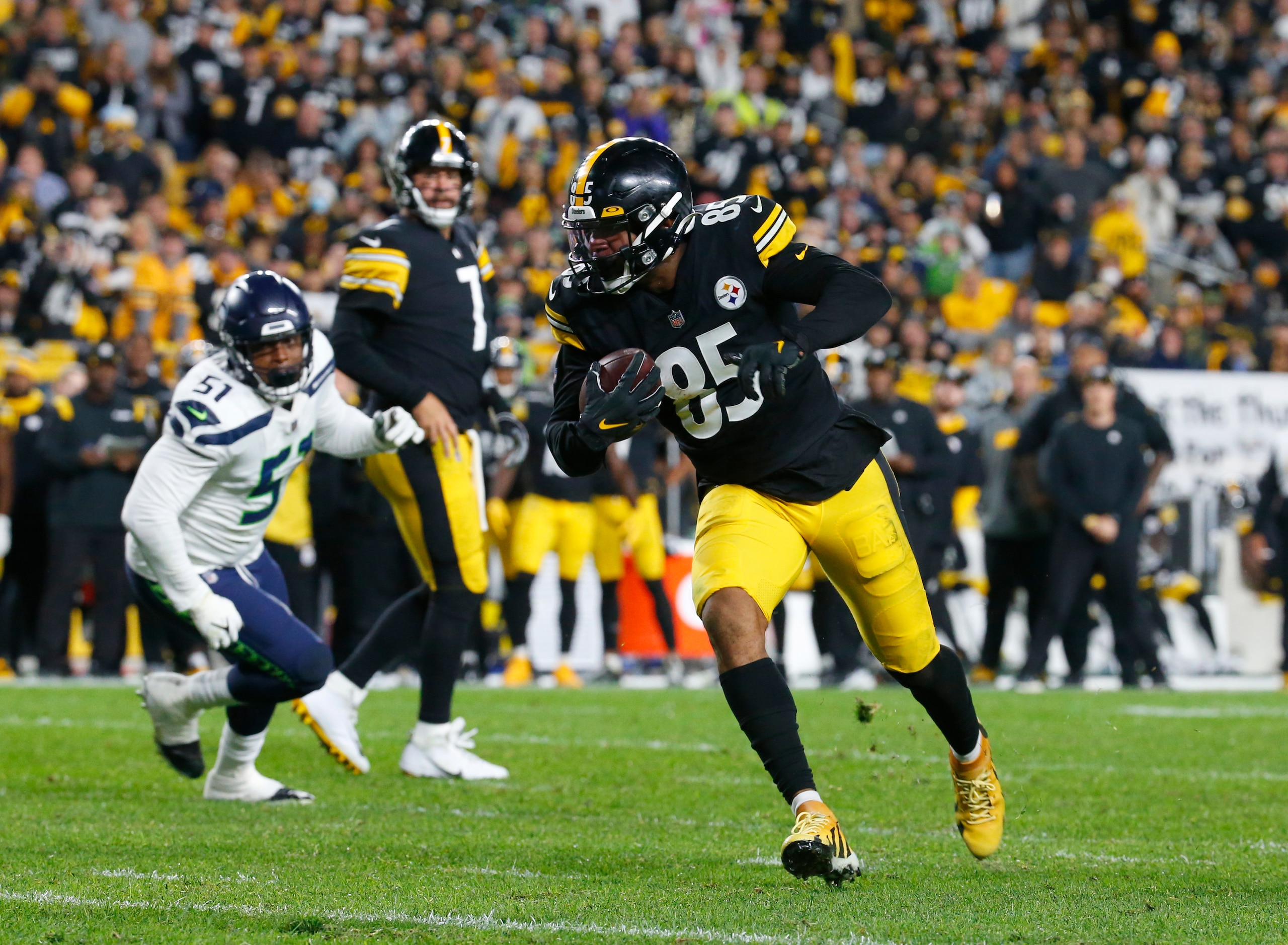 PITTSBURGH, PA - OCTOBER 17:  Eric Ebron #85 of the Pittsburgh Steelers in action against the Seattle Seahawks on October 17, 2021 at Heinz Field in Pittsburgh, Pennsylvania.  (Photo by Justin K. Aller/Getty Images)