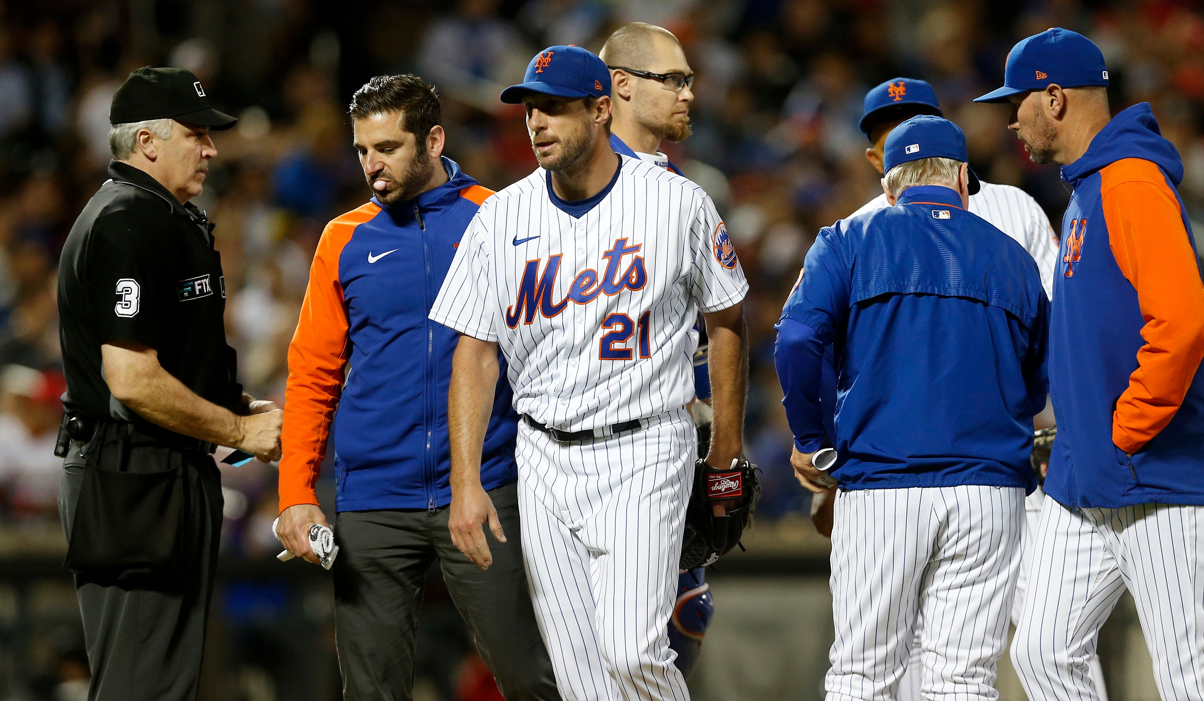 NEW YORK, NEW YORK - MAY 18:  Max Scherzer #21 of the New York Mets leaves a game in the sixth inning against the St. Louis Cardinals with assistant athletic trainer Joe Golia at Citi Field on May 18, 2022 in New York City. (Photo by Jim McIsaac/Getty Images)